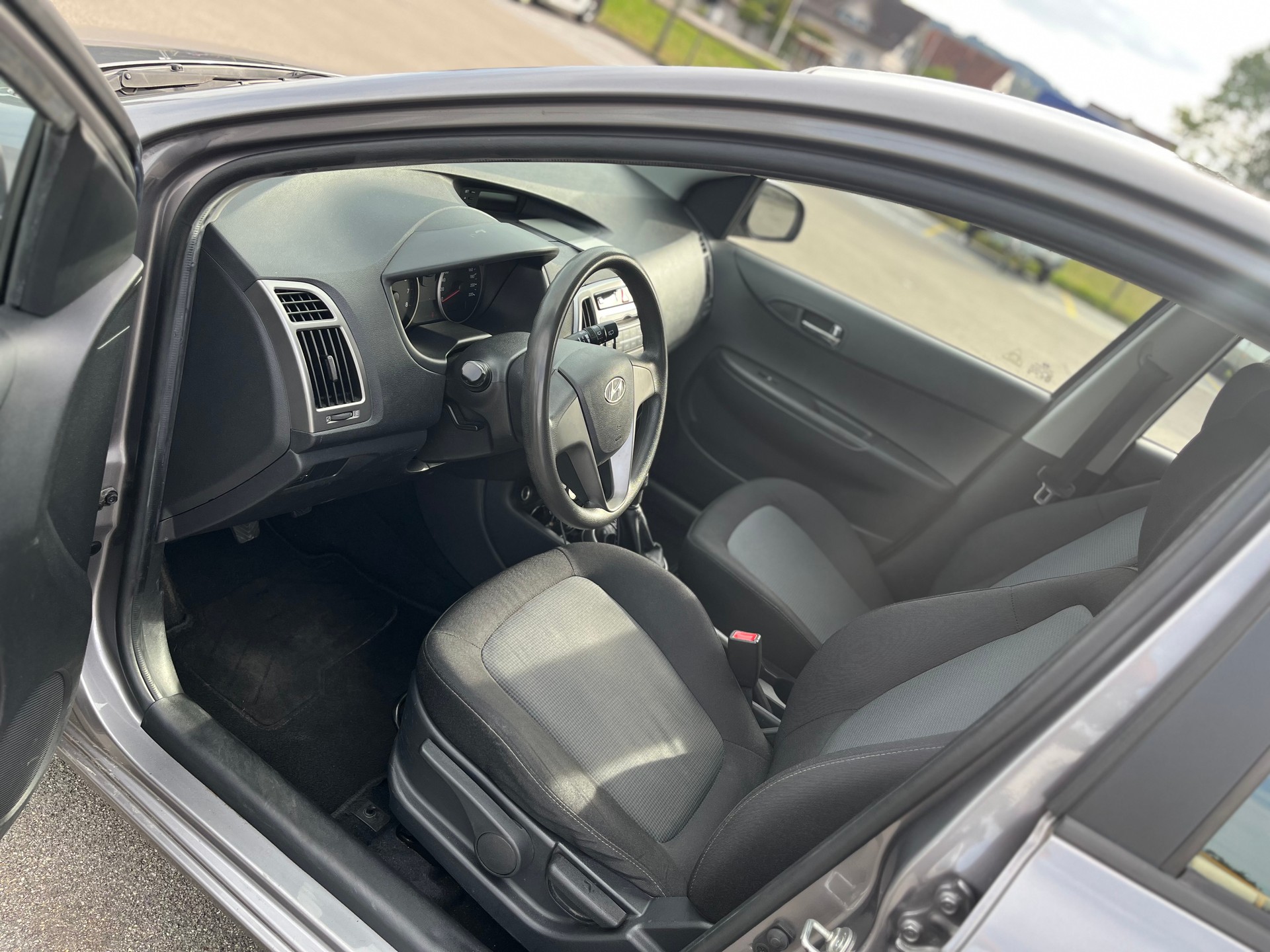 HYUNDAI Limousine mit frisch MFK 26/8/2026 und frisch Servic-image-14