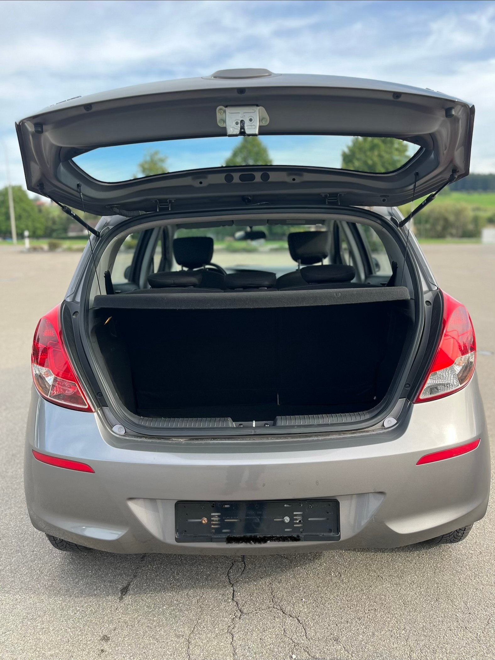 HYUNDAI Limousine mit frisch MFK 26/8/2026 und frisch Servic-image-8