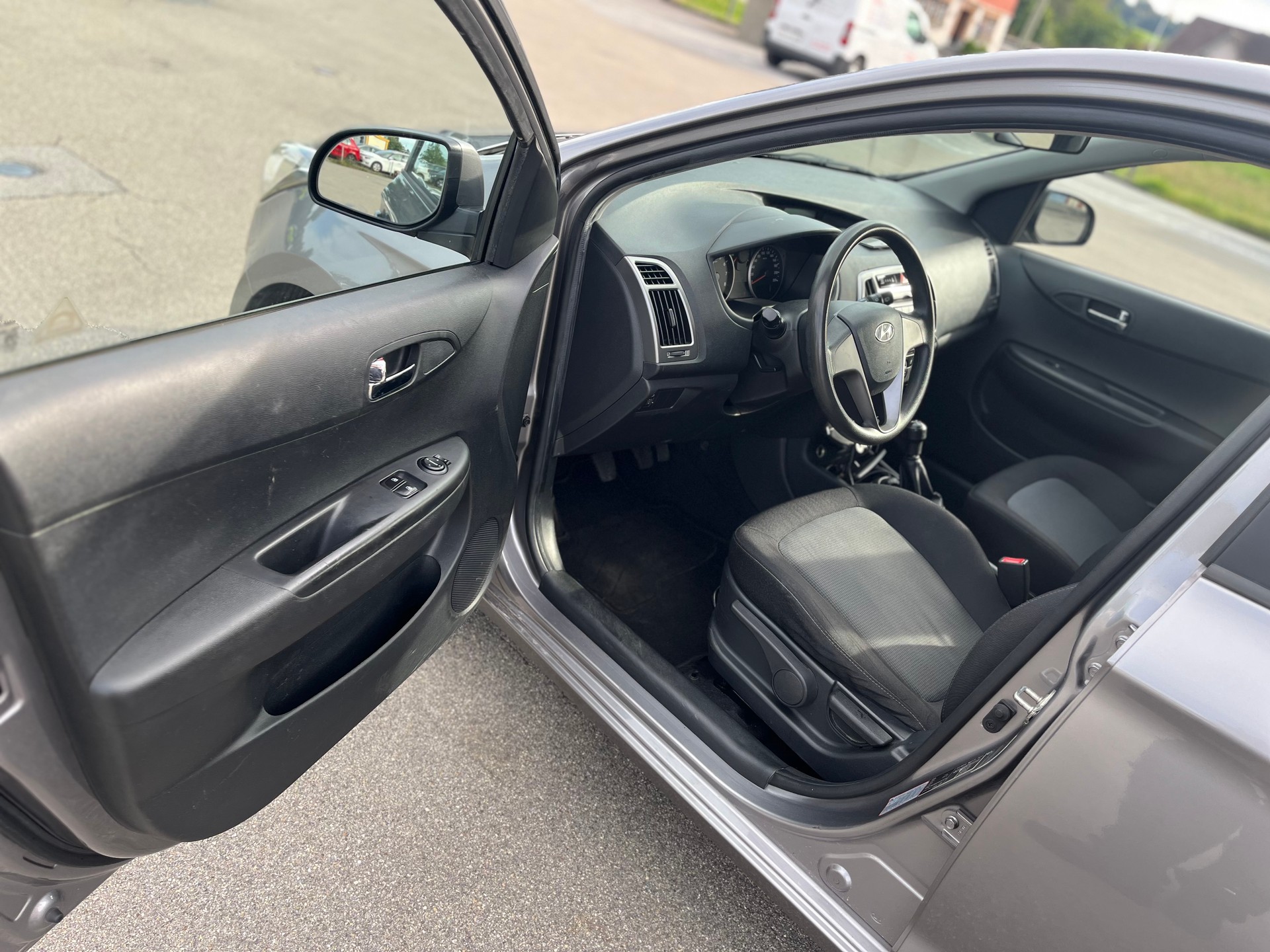 HYUNDAI Limousine mit frisch MFK 26/8/2026 und frisch Servic-image-13
