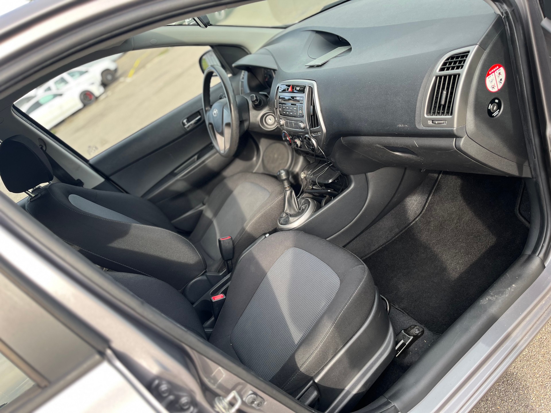 HYUNDAI Limousine mit frisch MFK 26/8/2026 und frisch Servic-image-10