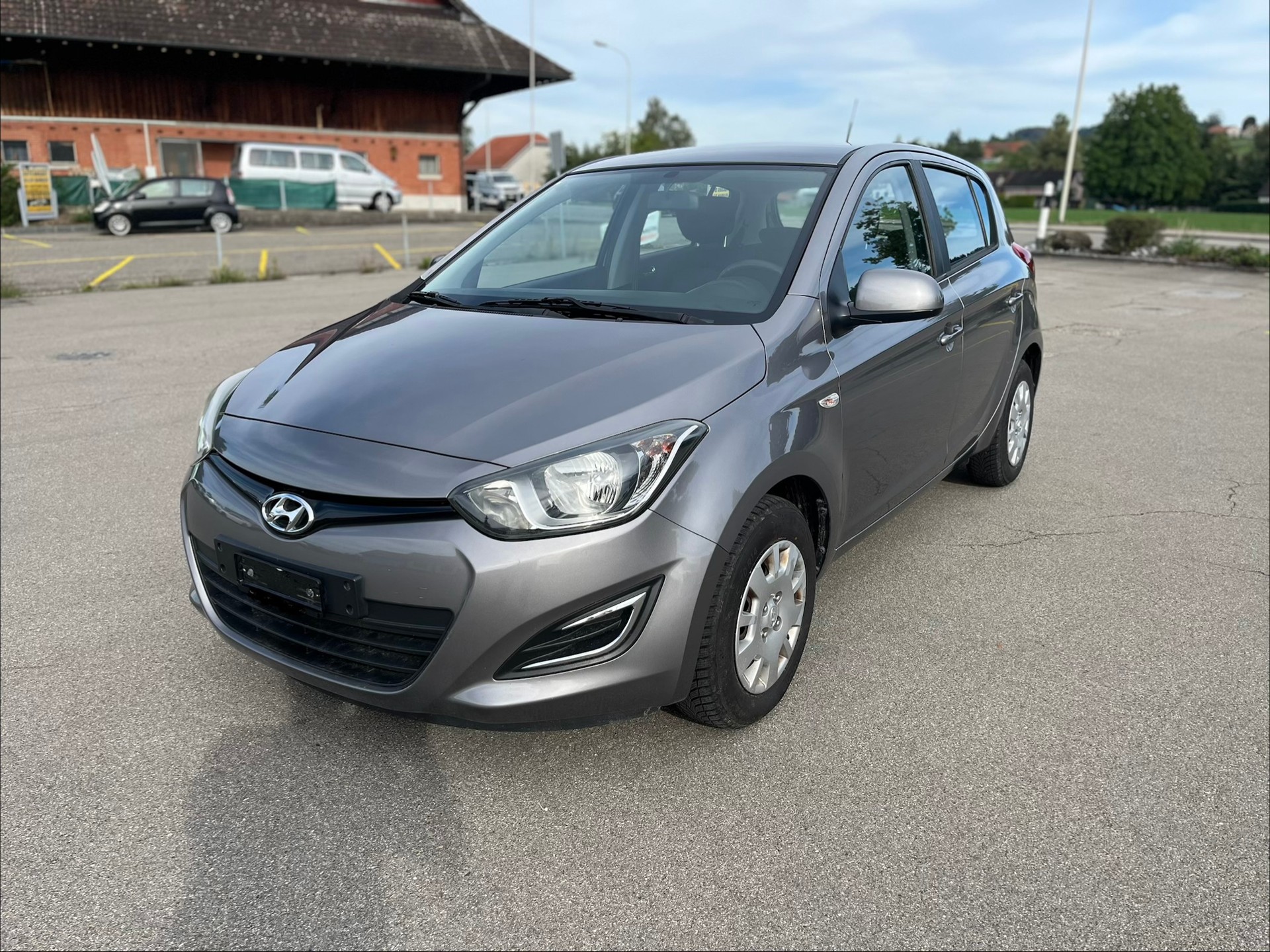 HYUNDAI Limousine mit frisch MFK 26/8/2026 und frisch Servic-image-1