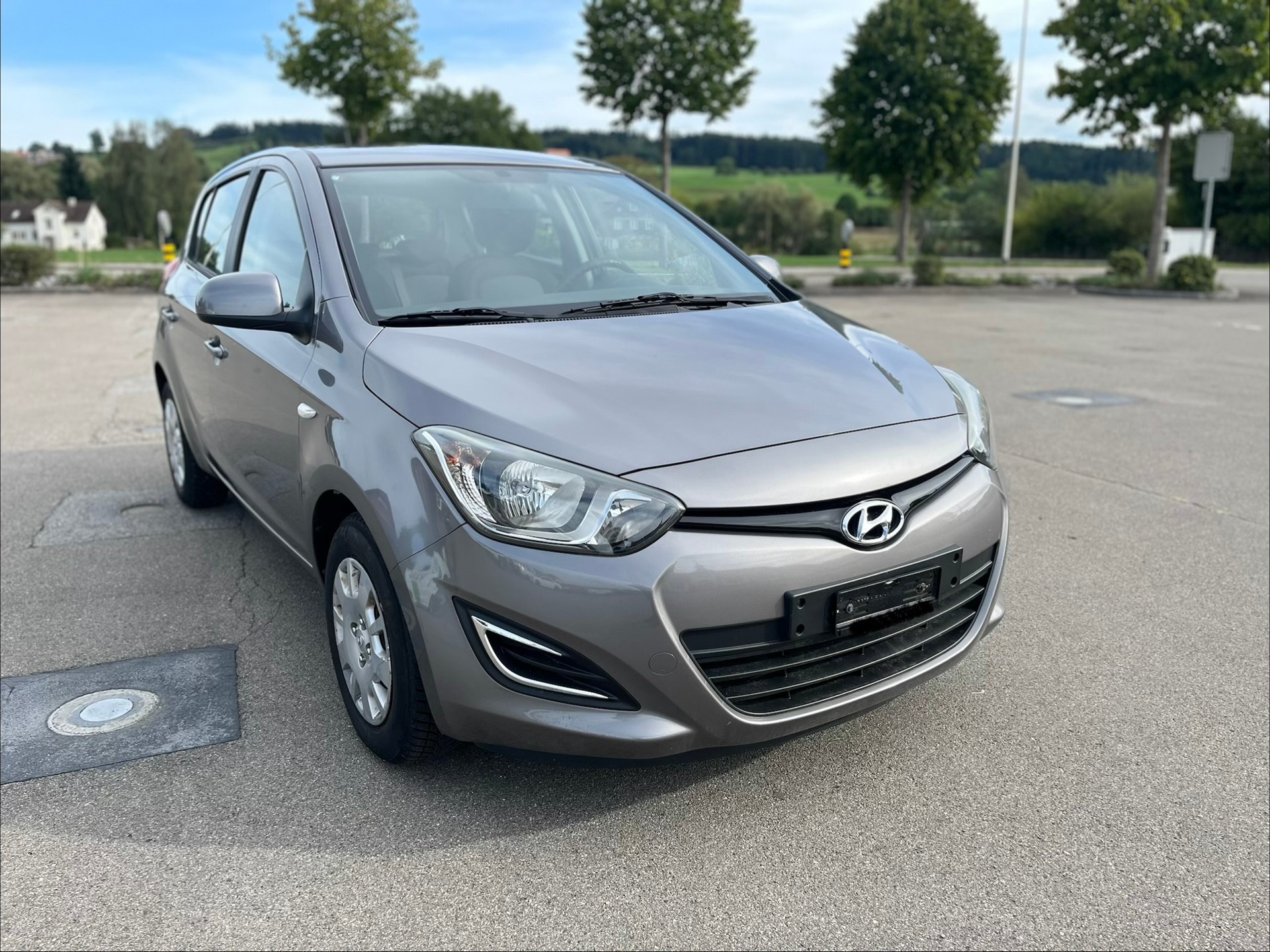 HYUNDAI Limousine mit frisch MFK 26/8/2026 und frisch Servic-image-0