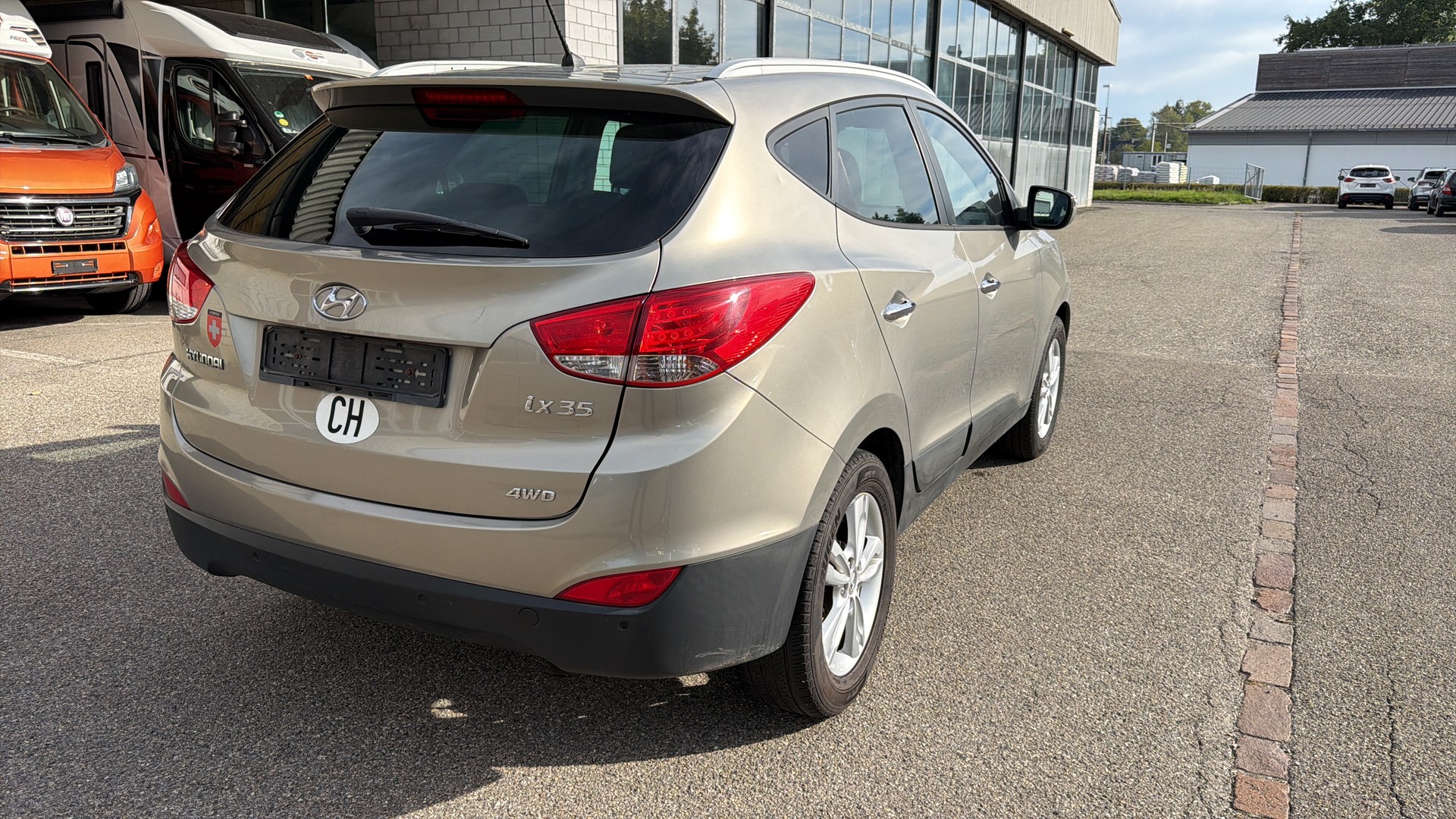 HYUNDAI iX 35 2.0 Premium 4WD Automatic-image-2