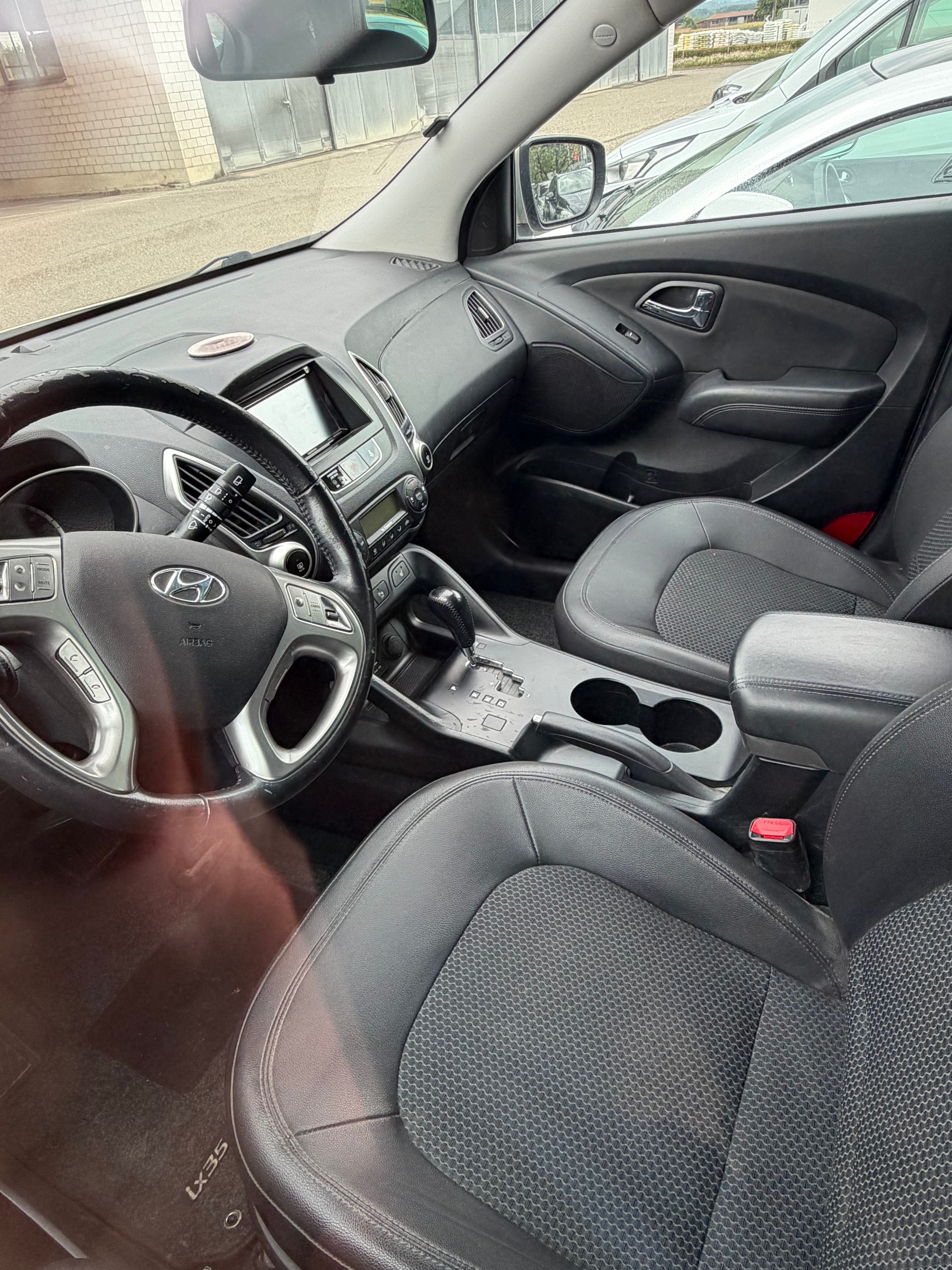 HYUNDAI iX 35 2.0 Premium 4WD Automatic-image-3