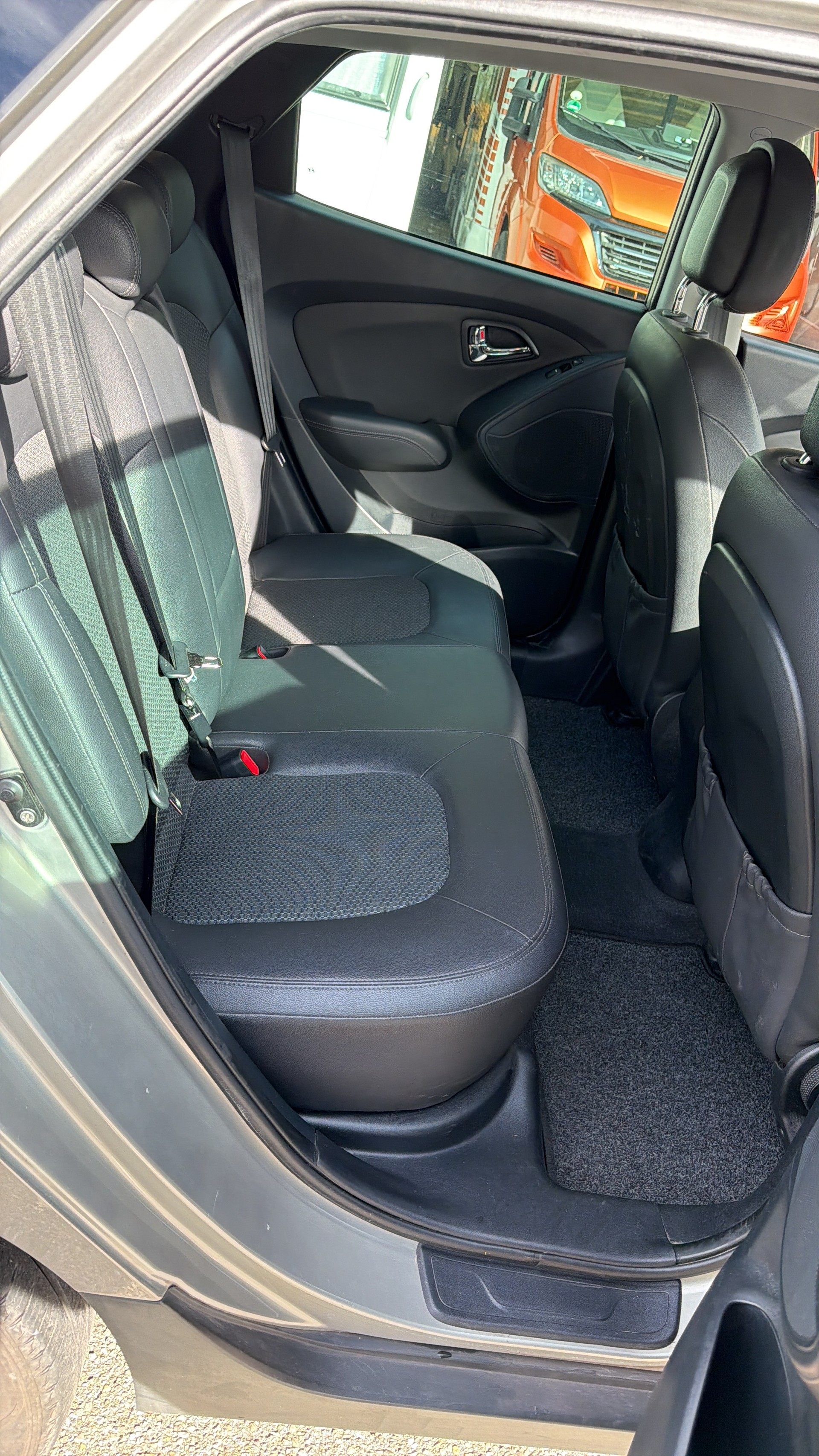 HYUNDAI iX 35 2.0 Premium 4WD Automatic-image-6