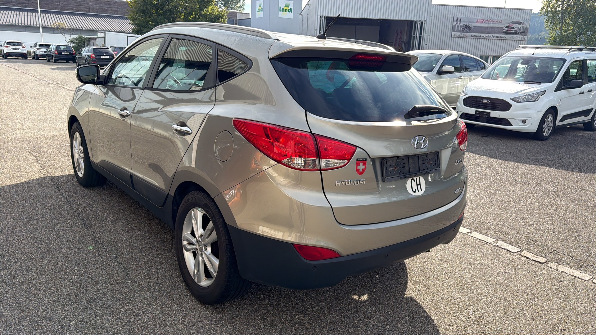 HYUNDAI iX 35 2.0 Premium 4WD Automatic-image-3