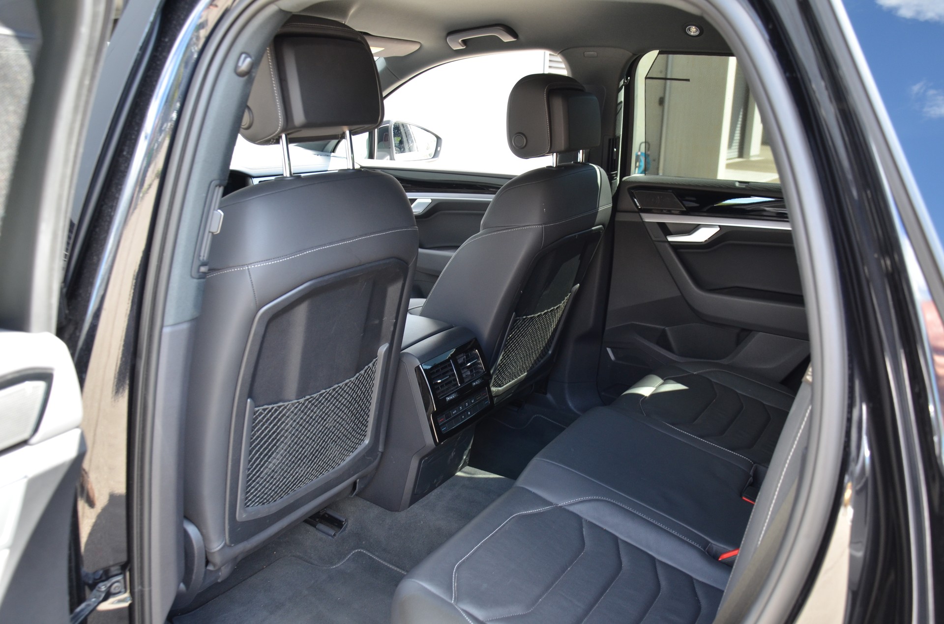 VW Touareg 3.0 TDI R Line Tiptronic-image-11