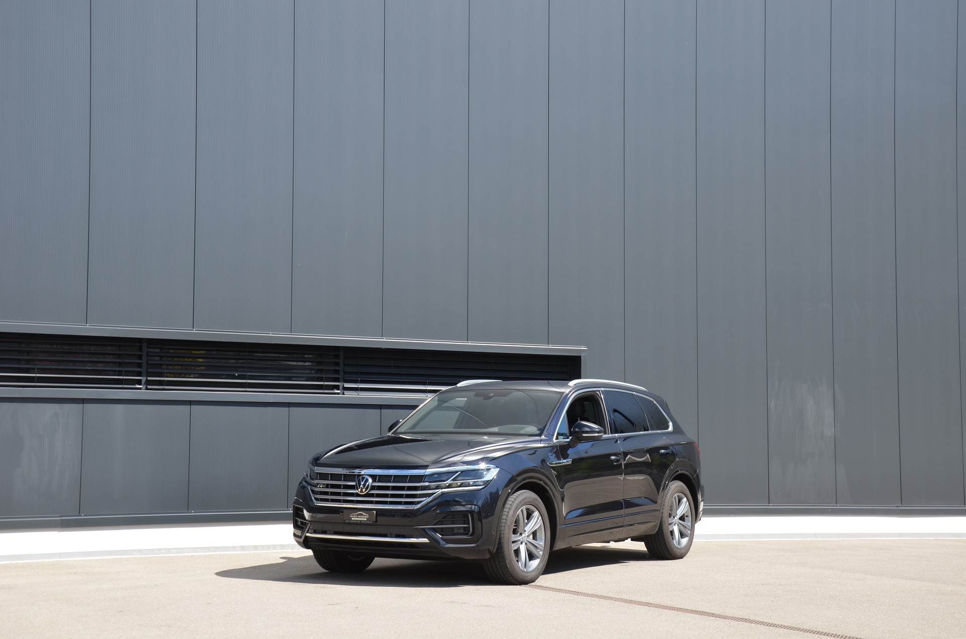 VW Touareg 3.0 TDI R Line Tiptronic-image-0
