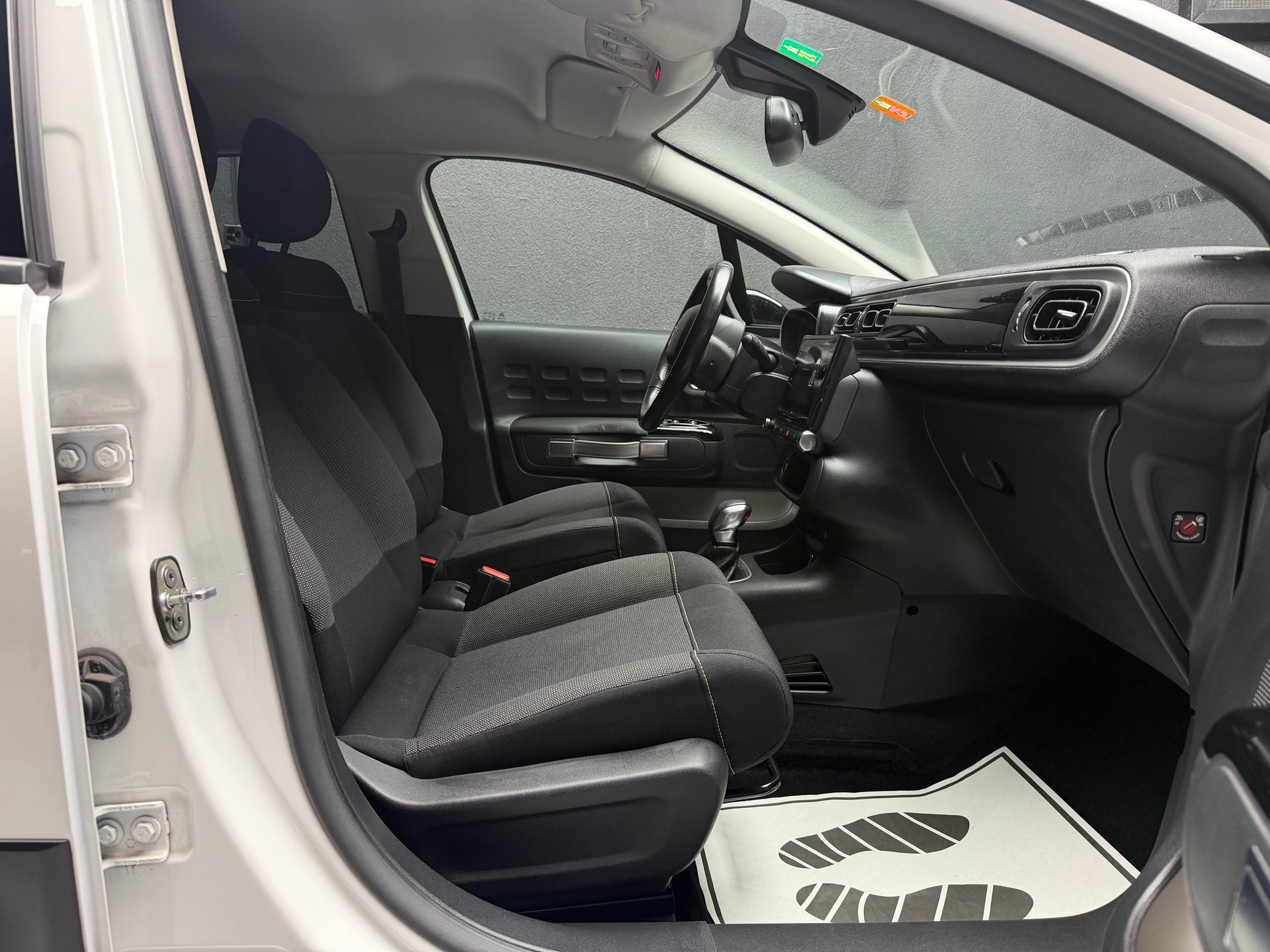 CITROEN C3 1.2i PureTech Shine EAT6-image-6