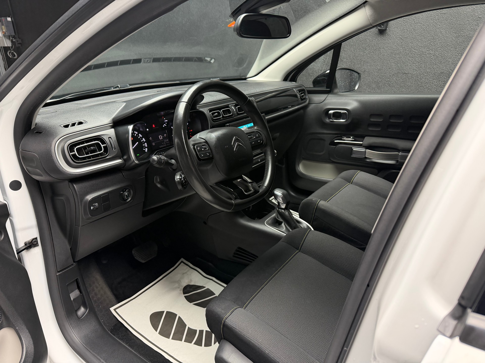CITROEN C3 1.2i PureTech Shine EAT6-image-4