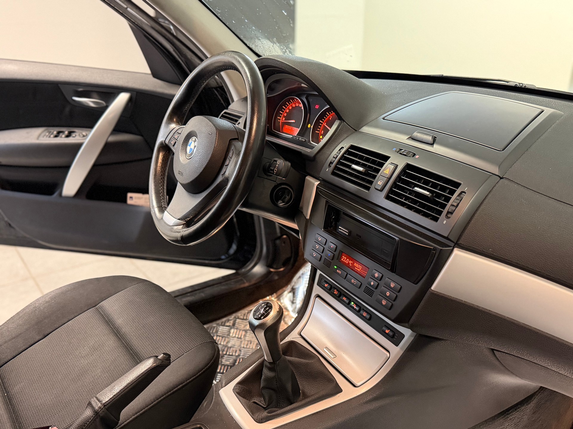BMW X3 2.0i-image-16