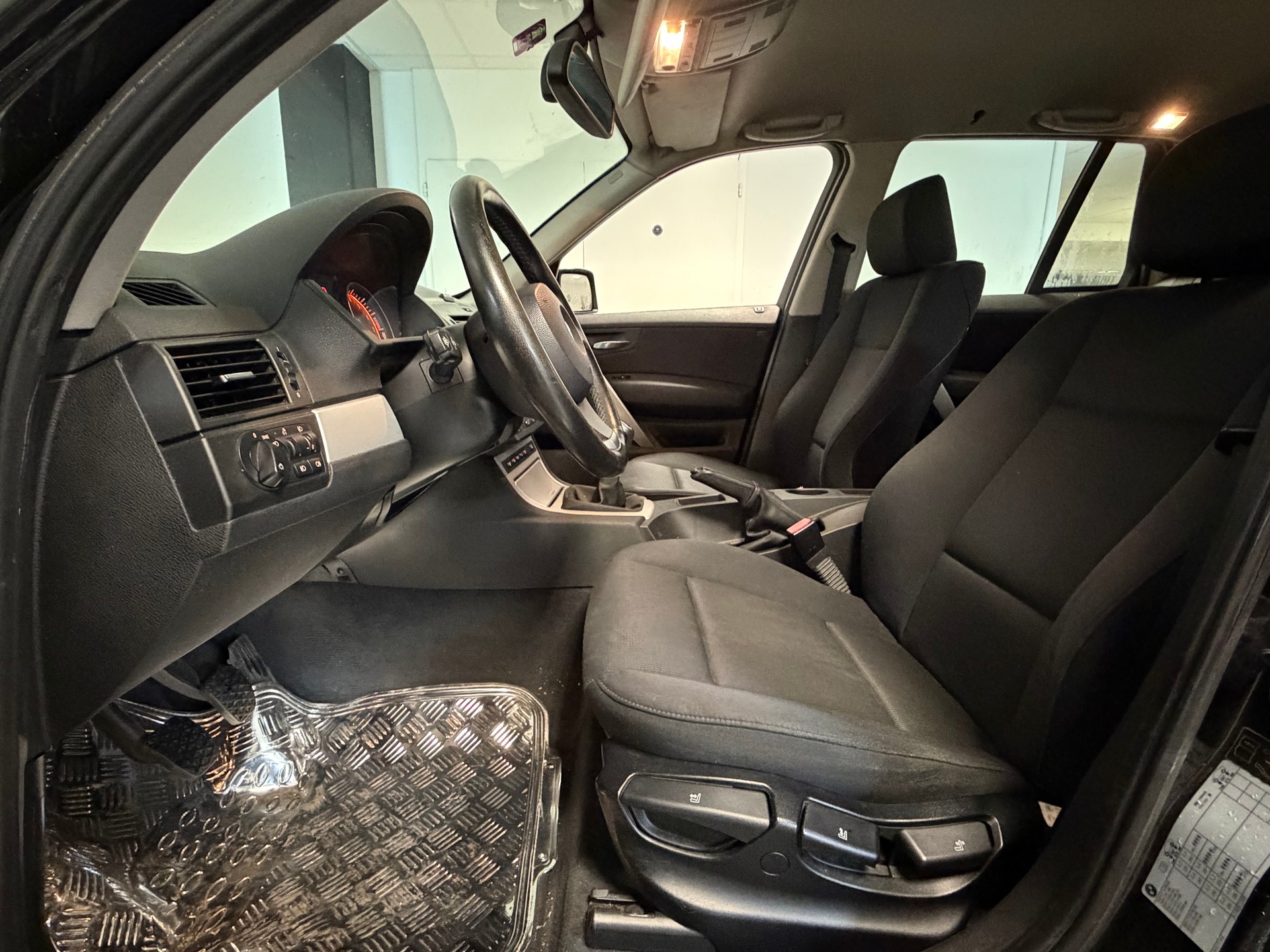 BMW X3 2.0i-image-13