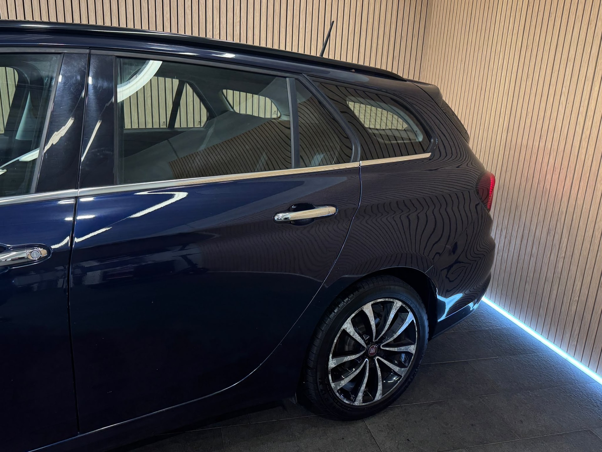 FIAT Tipo 1.6MJ Station Wagon Lounge-showroom-element-2
