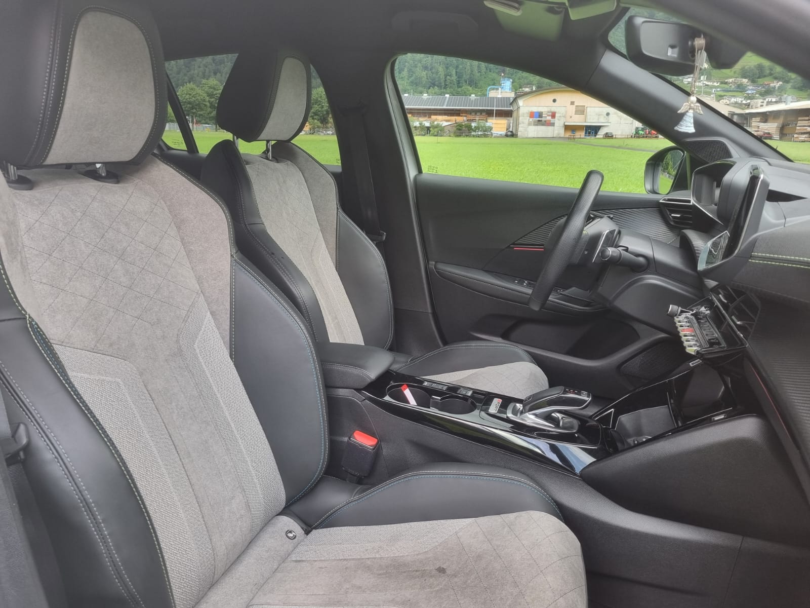 PEUGEOT 208 1.2 Turbo 130 PS GT Pack-image-10