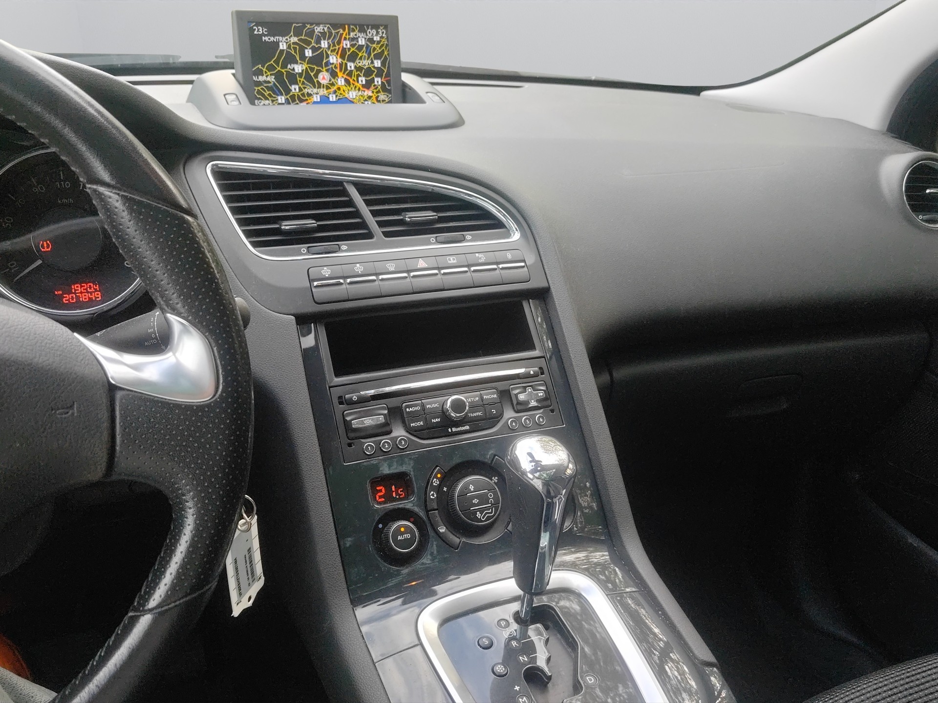 PEUGEOT 5008 1.6 BlueHDi Sensation Tiptronic-image-9
