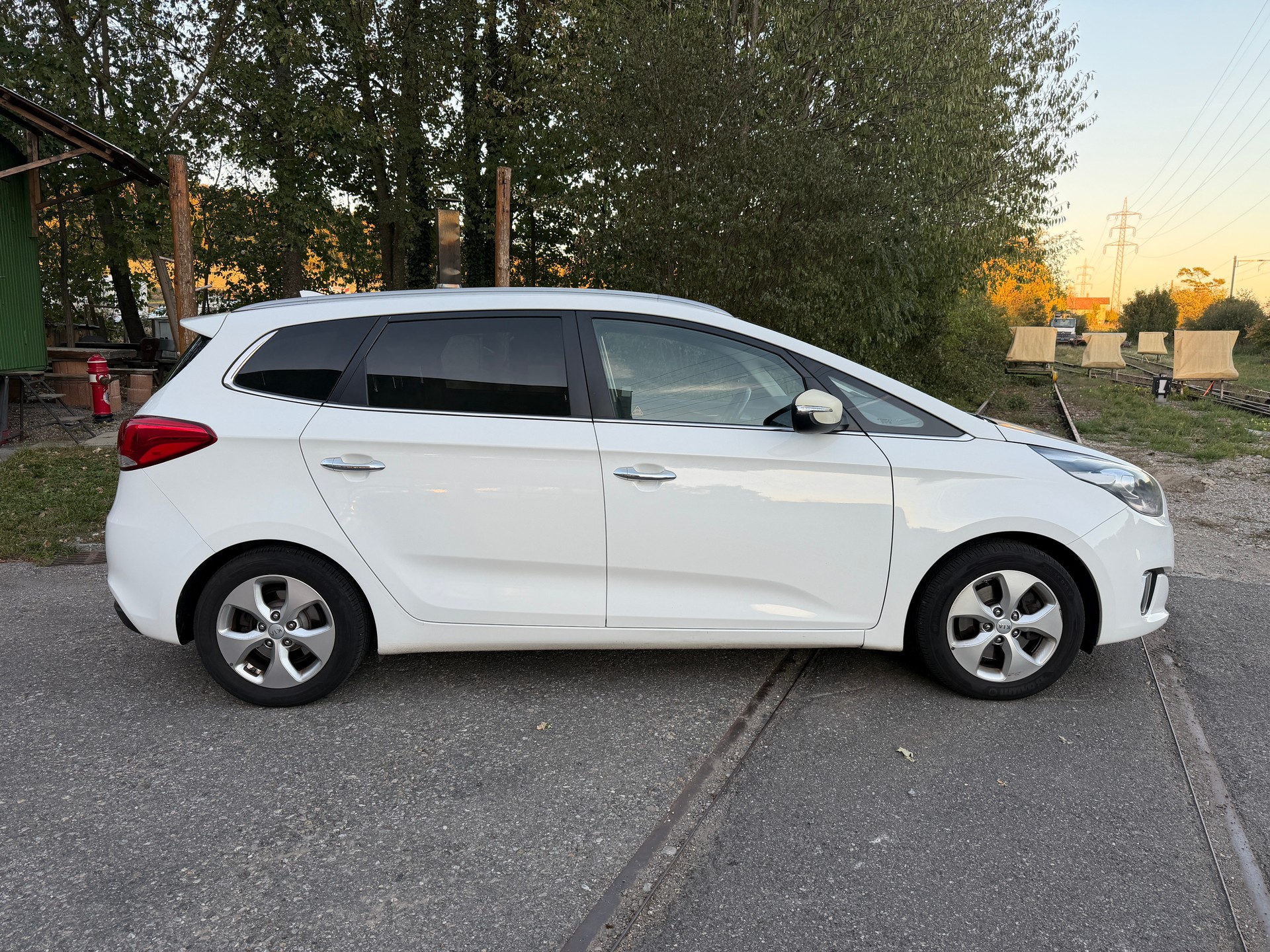 KIA Carens 1.7 CRDi Swiss Eco Edition DCT-image-3