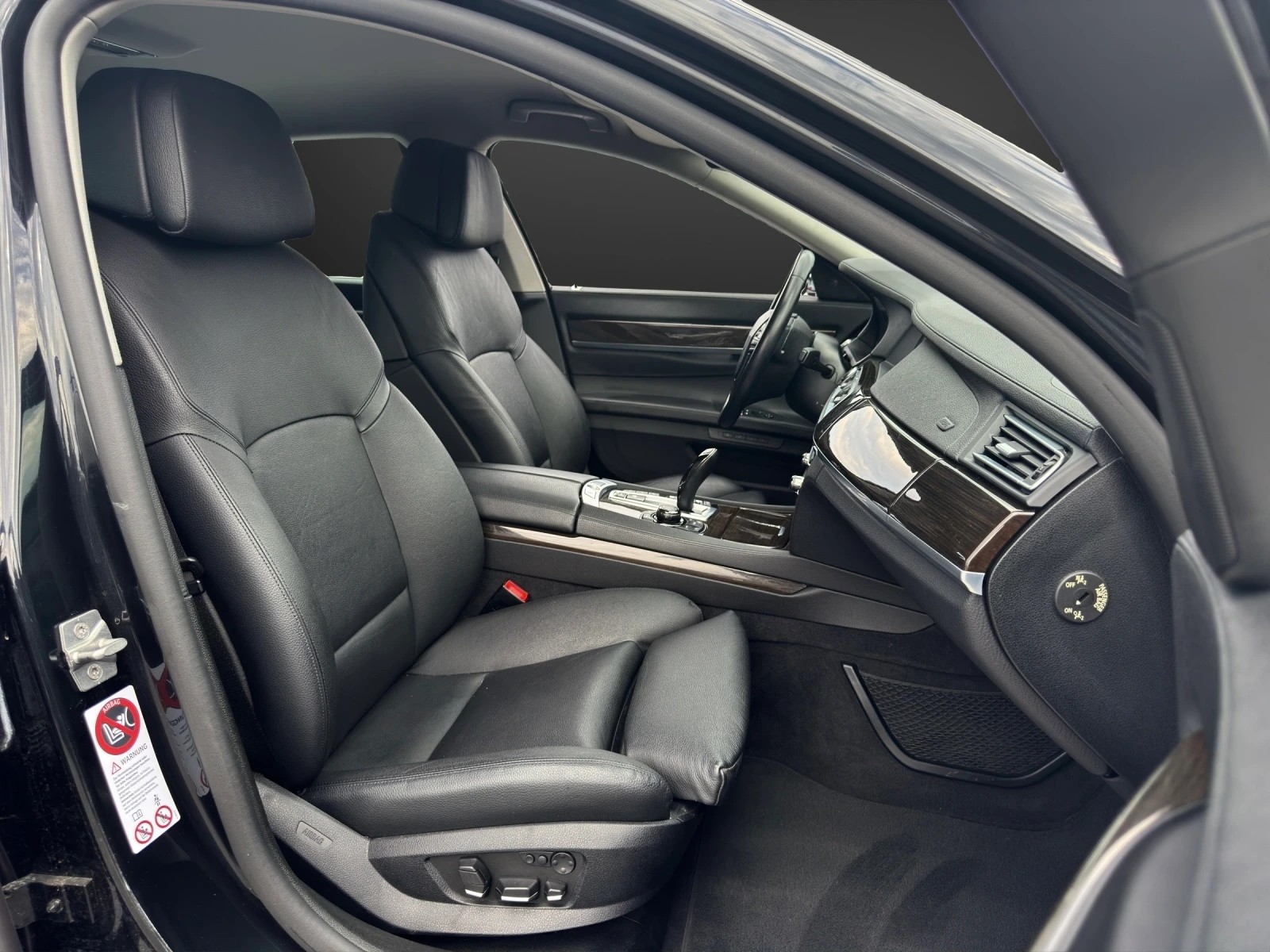 BMW 750i xDrive-image-8