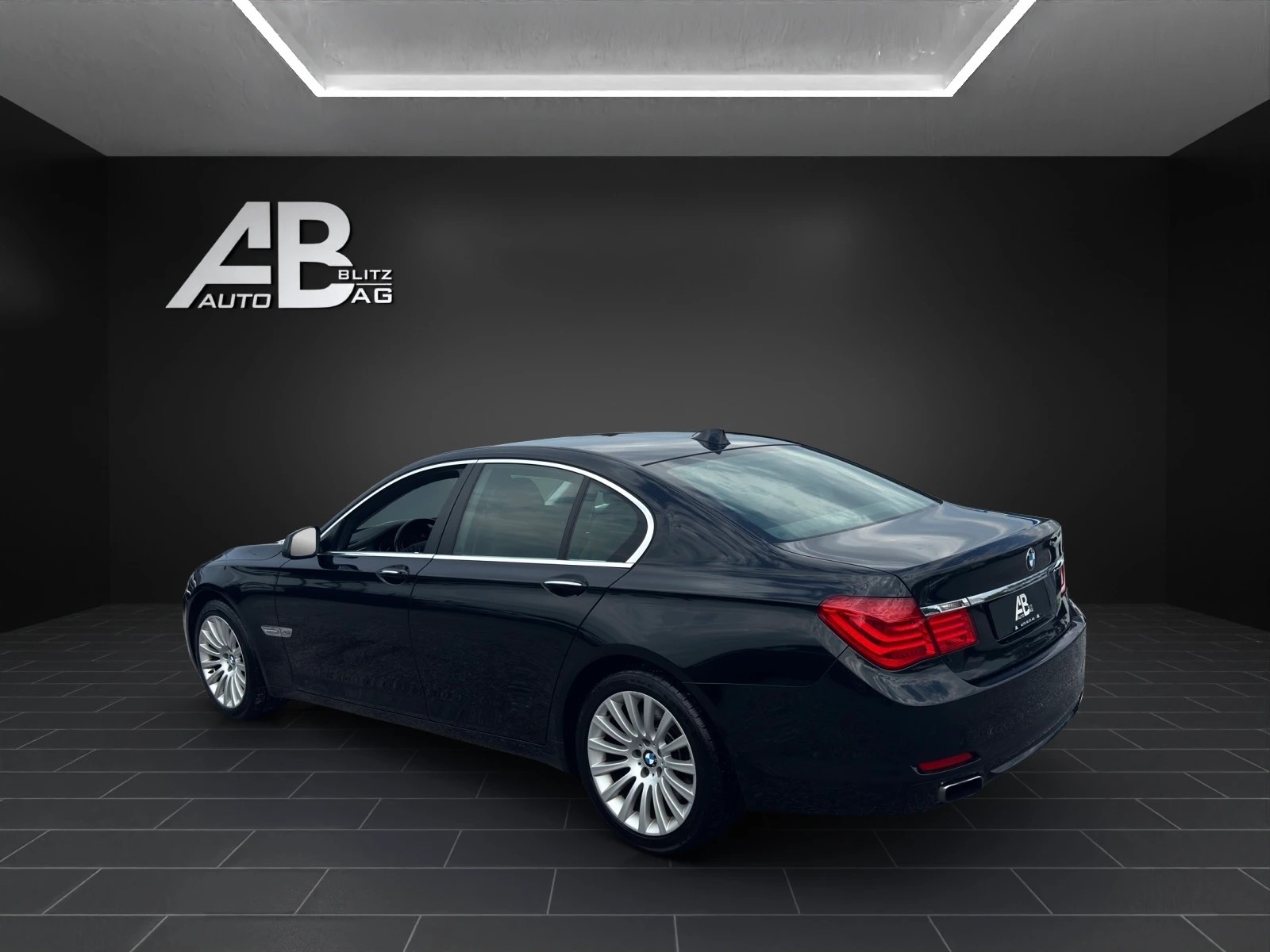 BMW 750i xDrive-image-2