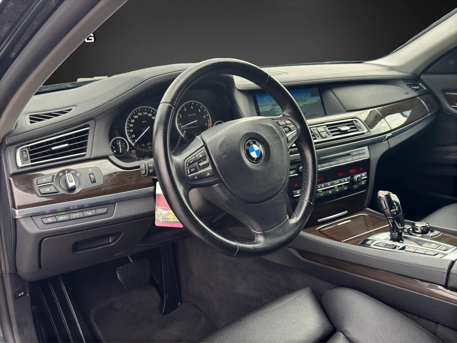 BMW 750i xDrive-image-7