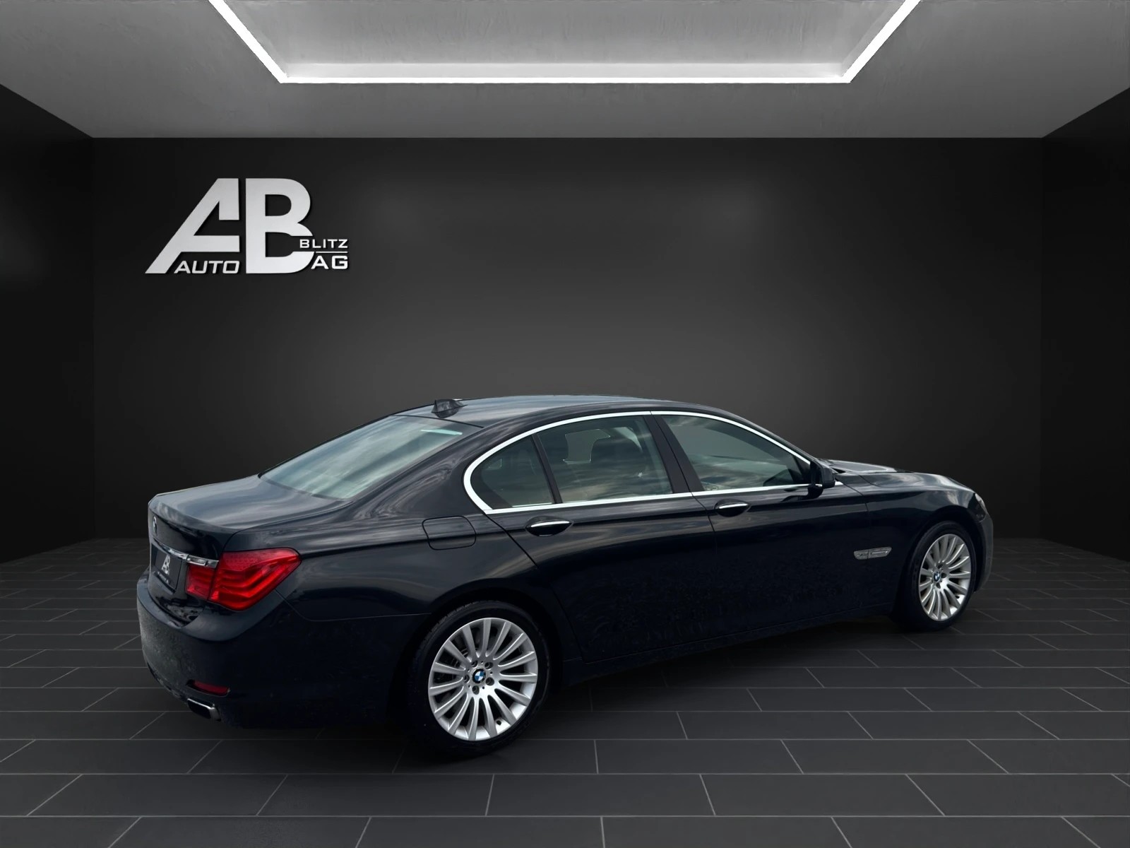 BMW 750i xDrive-image-4