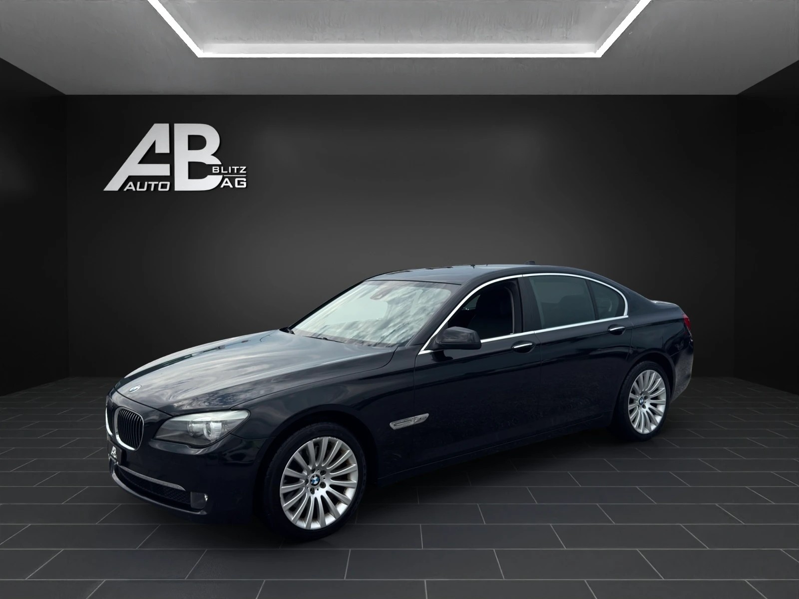 BMW 750i xDrive-image-1