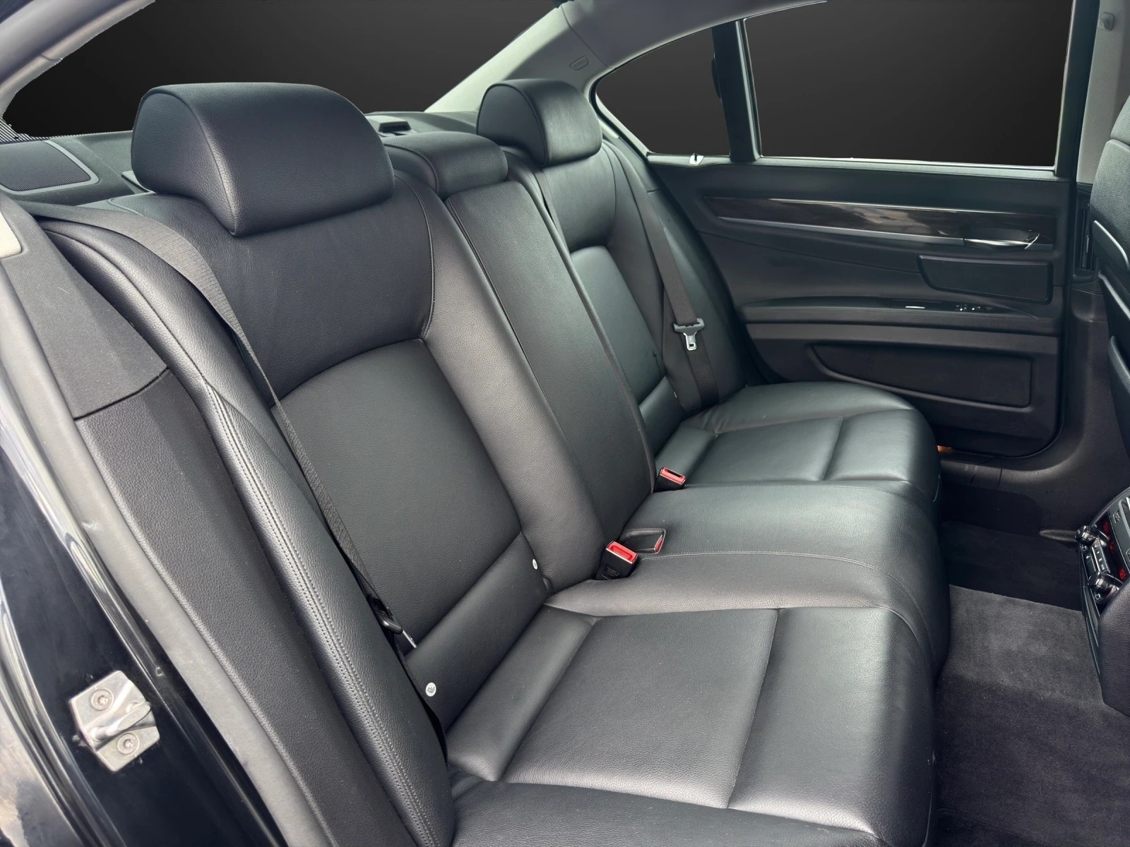 BMW 750i xDrive-image-11
