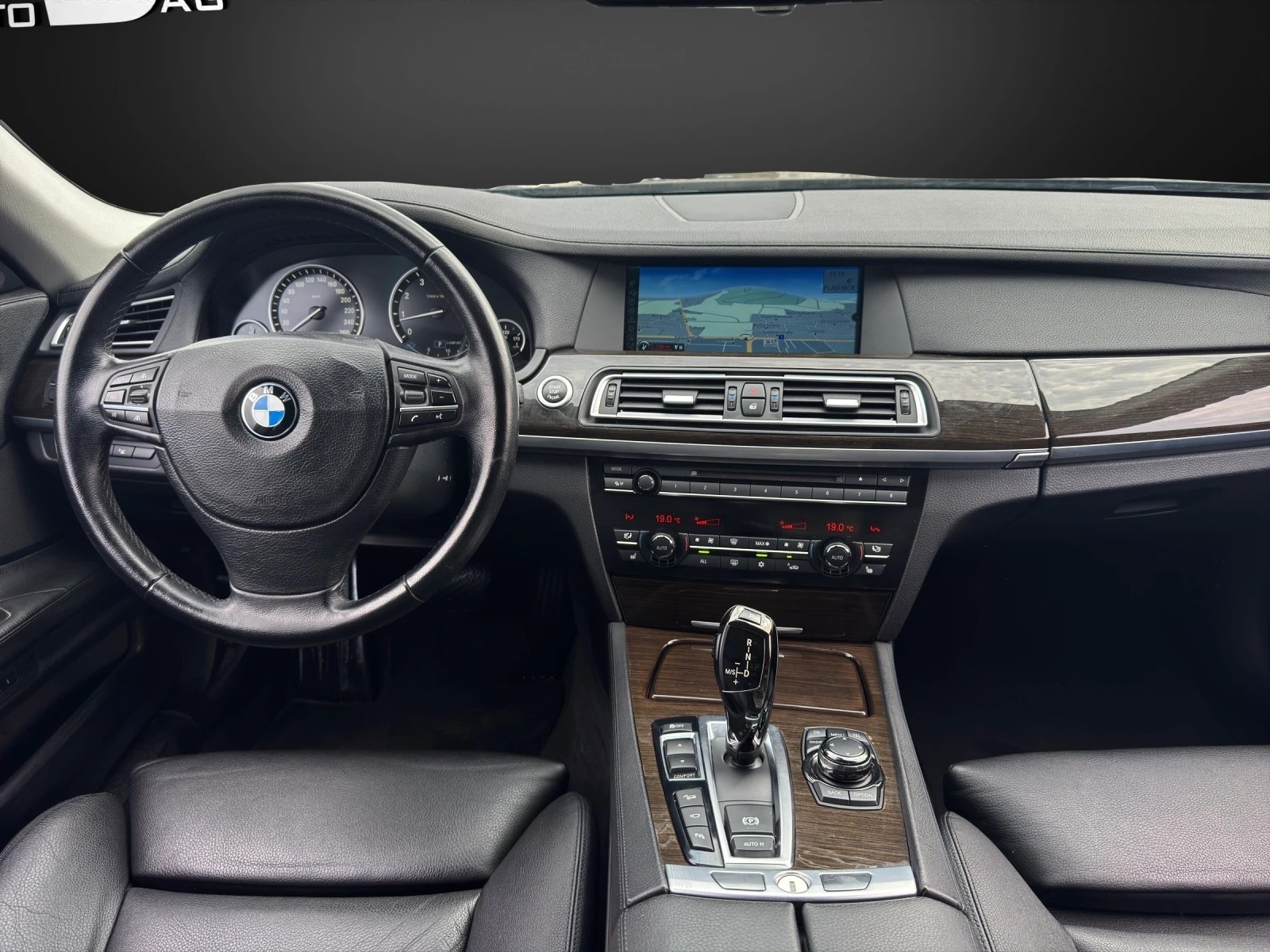 BMW 750i xDrive-image-10