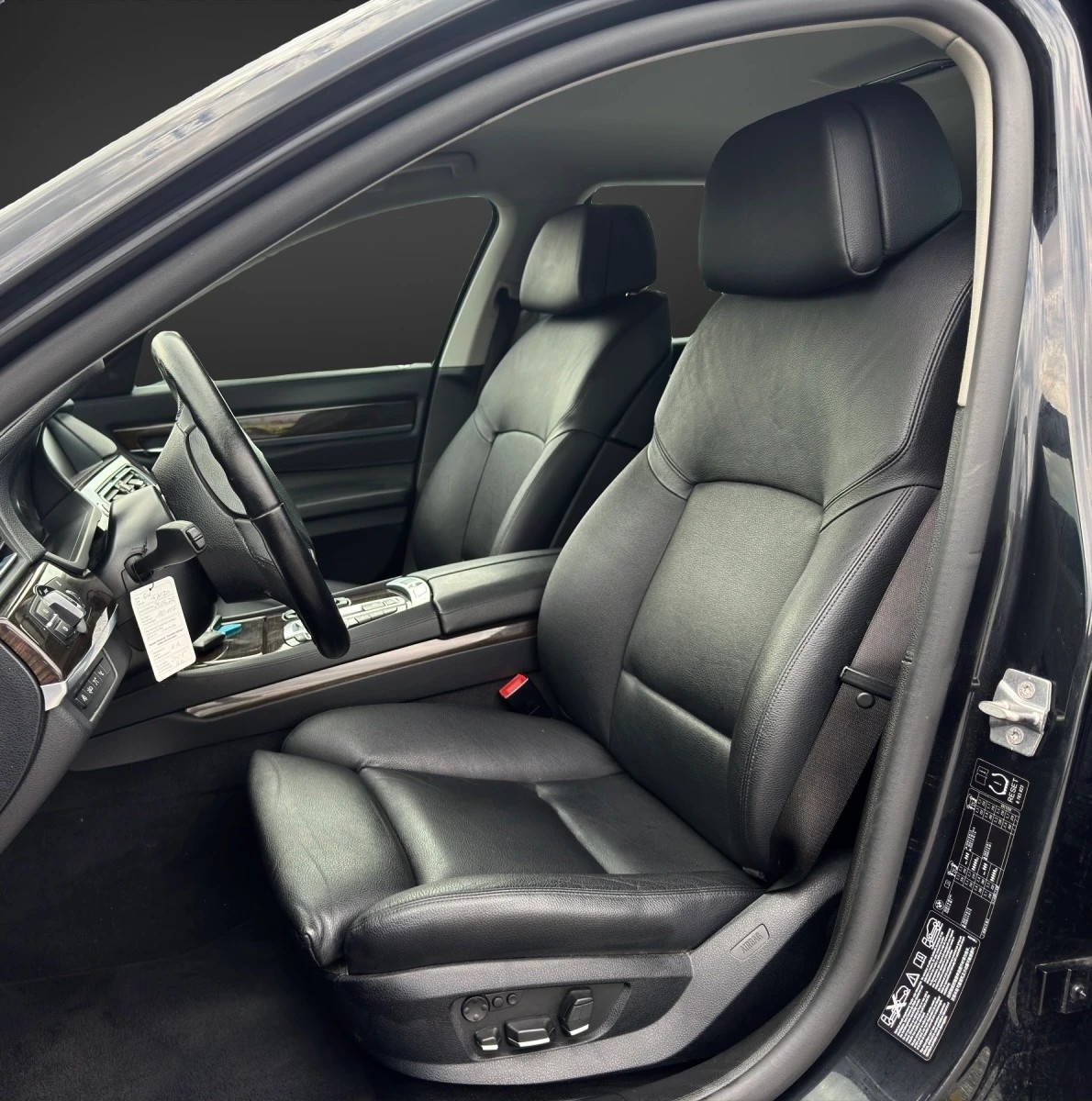 BMW 750i xDrive-image-6