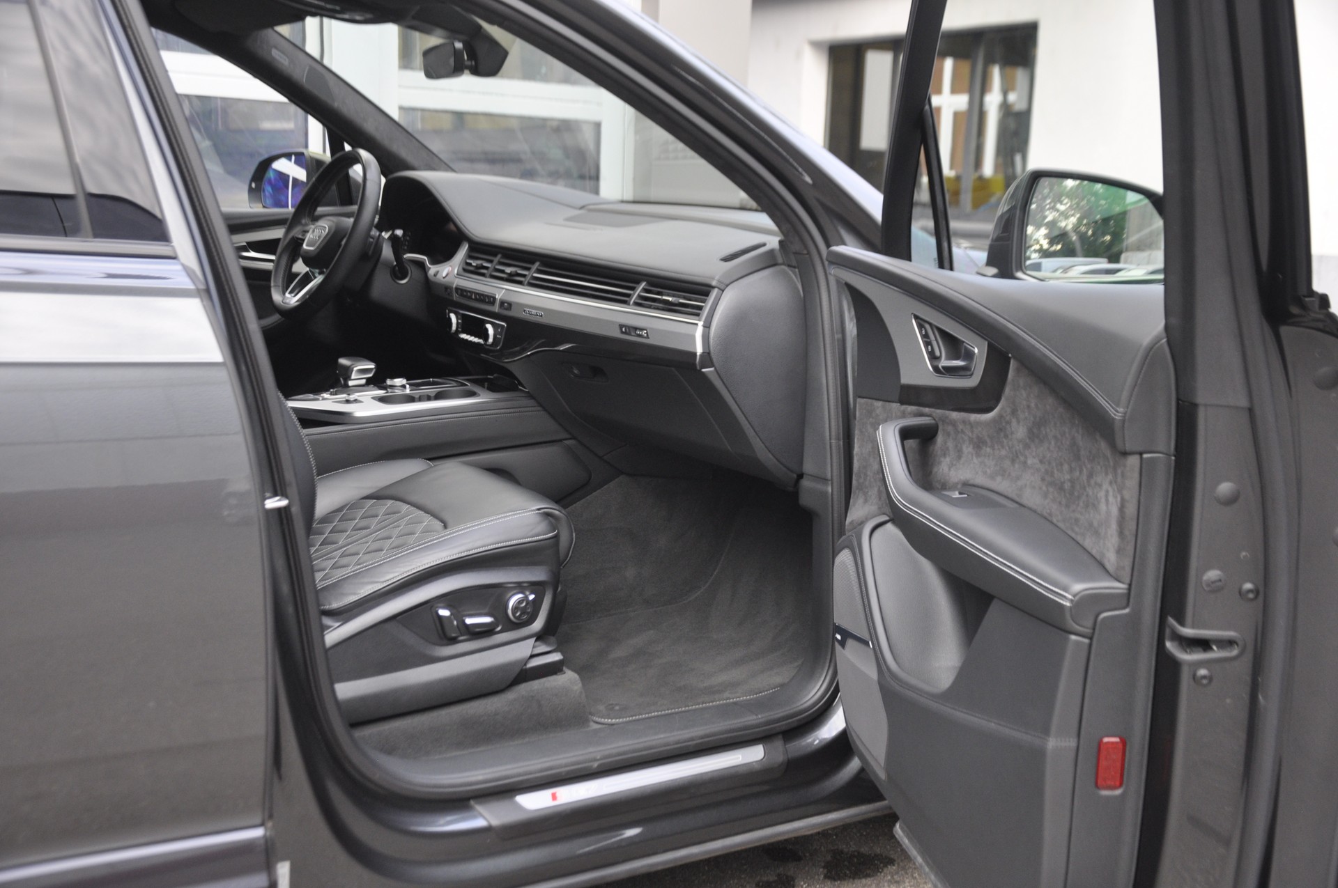 AUDI SQ7 4.0 TDI quattro tiptronic I 7 Plätze I Anhängerkupplung I Standheizung-image-6