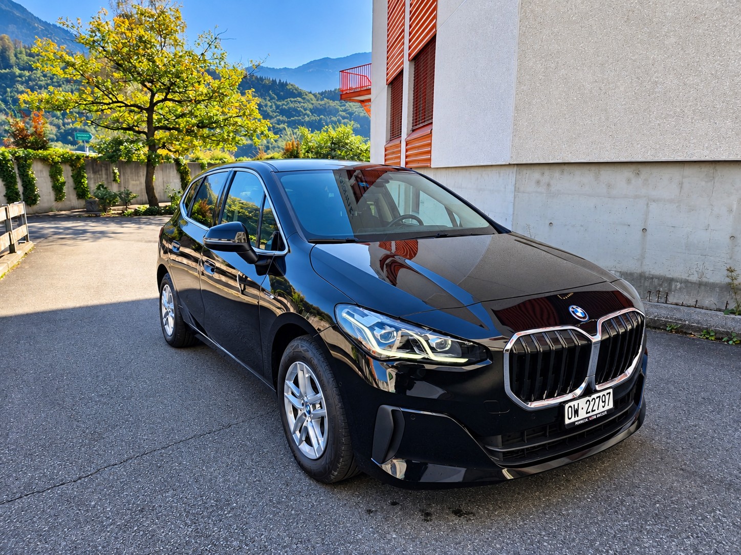 BMW 225e xDrive Active Tourer-image-1