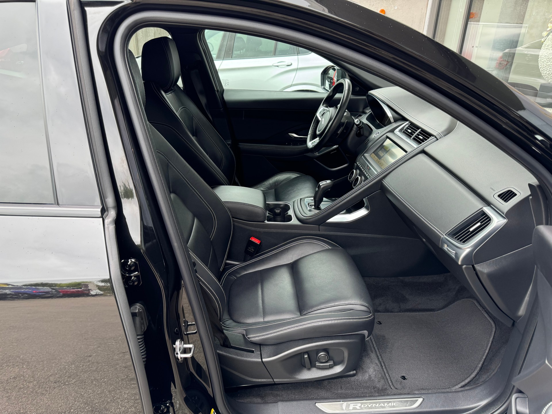 JAGUAR E-Pace 2.0d D150 R-Dynamic SE AWD Automatik-image-22