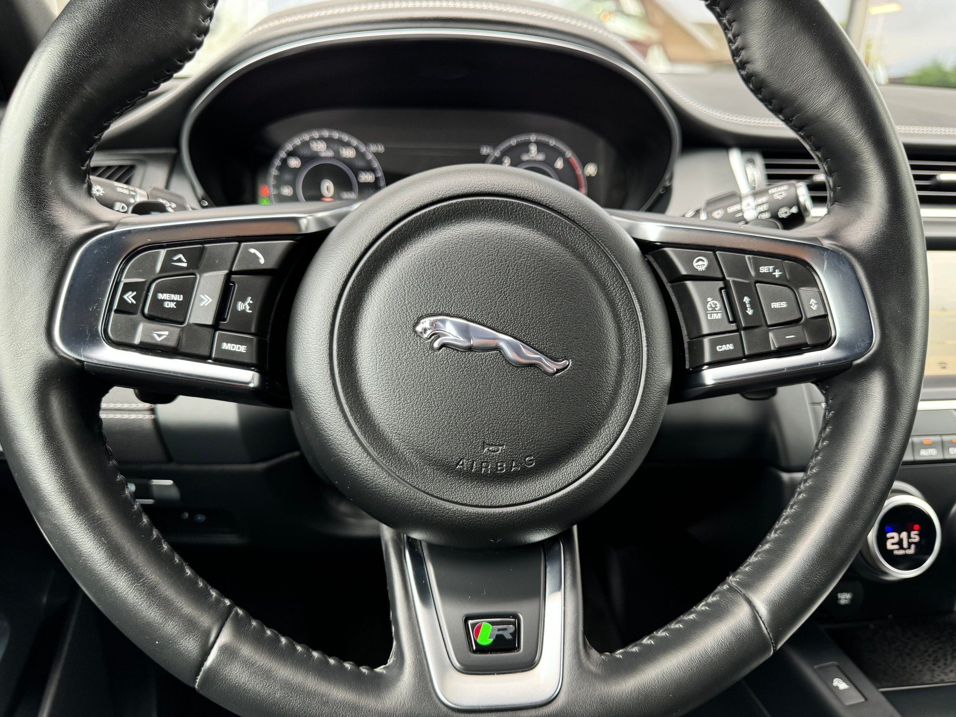 JAGUAR E-Pace 2.0d D150 R-Dynamic SE AWD Automatik-image-19