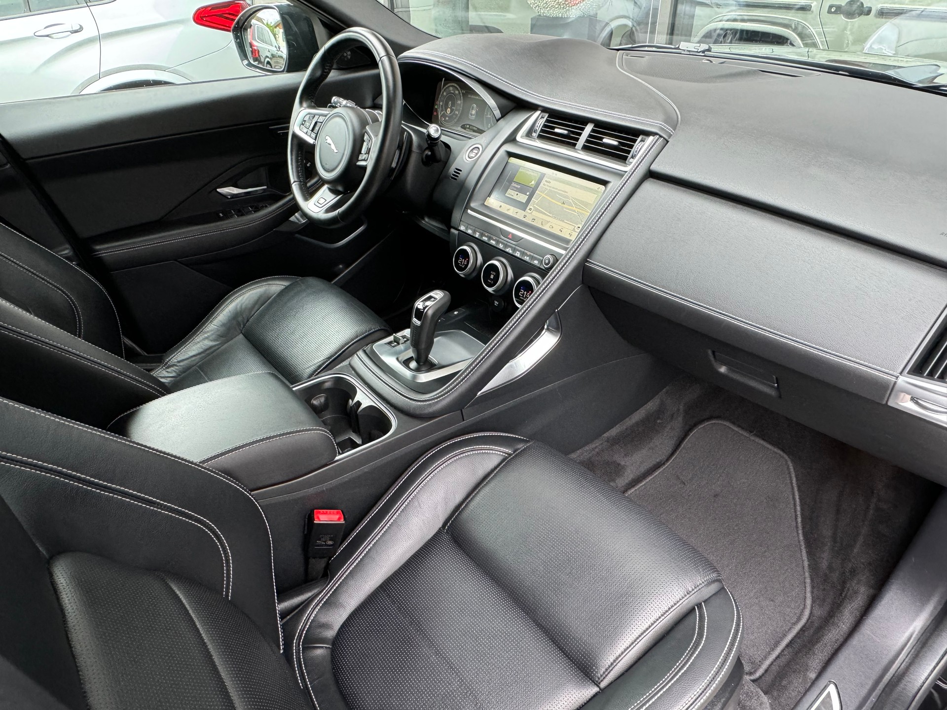 JAGUAR E-Pace 2.0d D150 R-Dynamic SE AWD Automatik-image-23