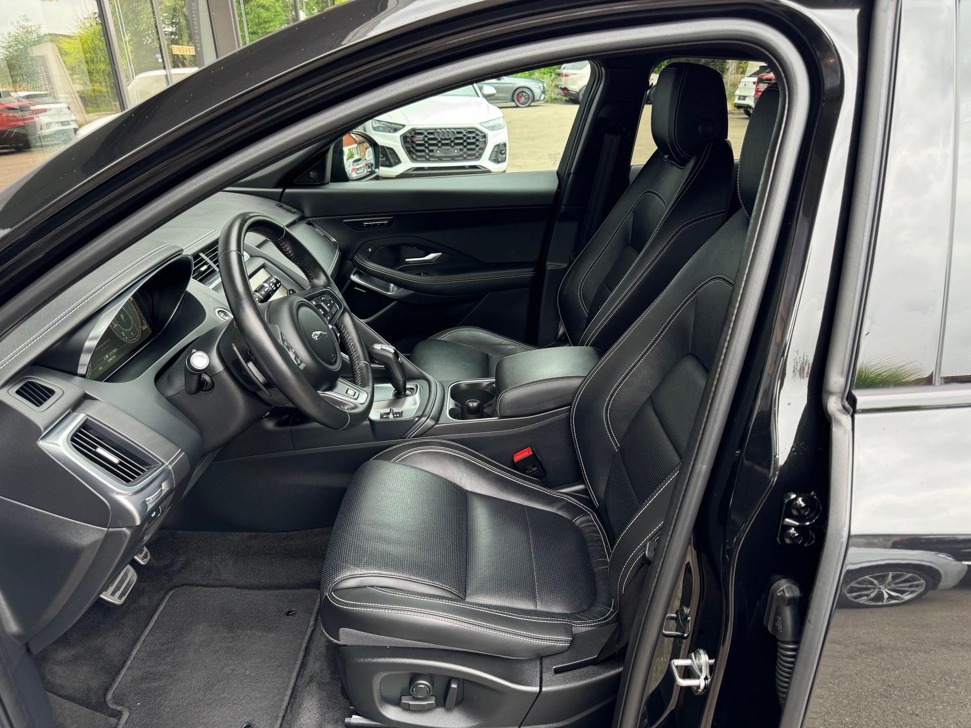 JAGUAR E-Pace 2.0d D150 R-Dynamic SE AWD Automatik-image-9