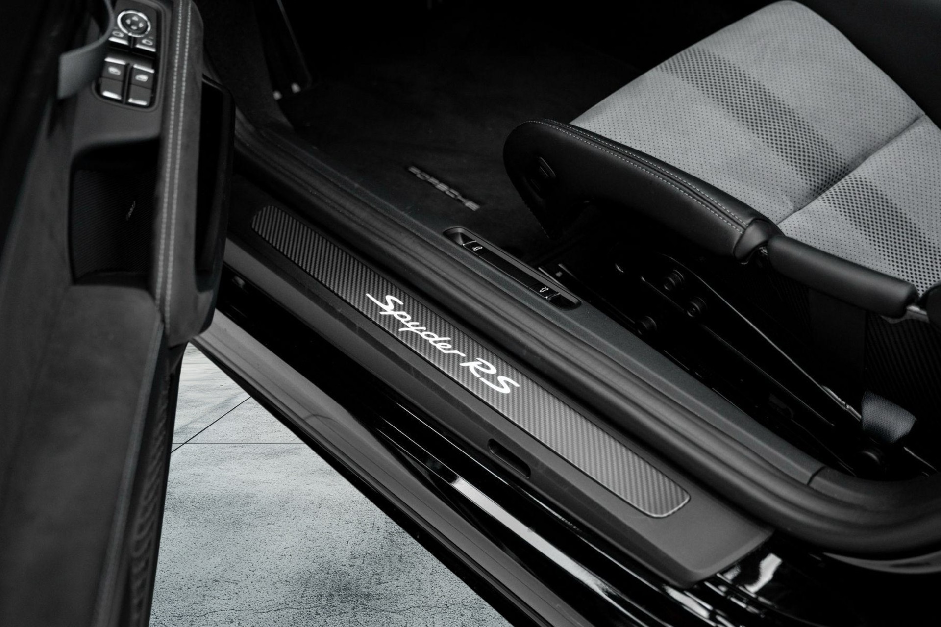 PORSCHE 718 Spyder RS-image-9