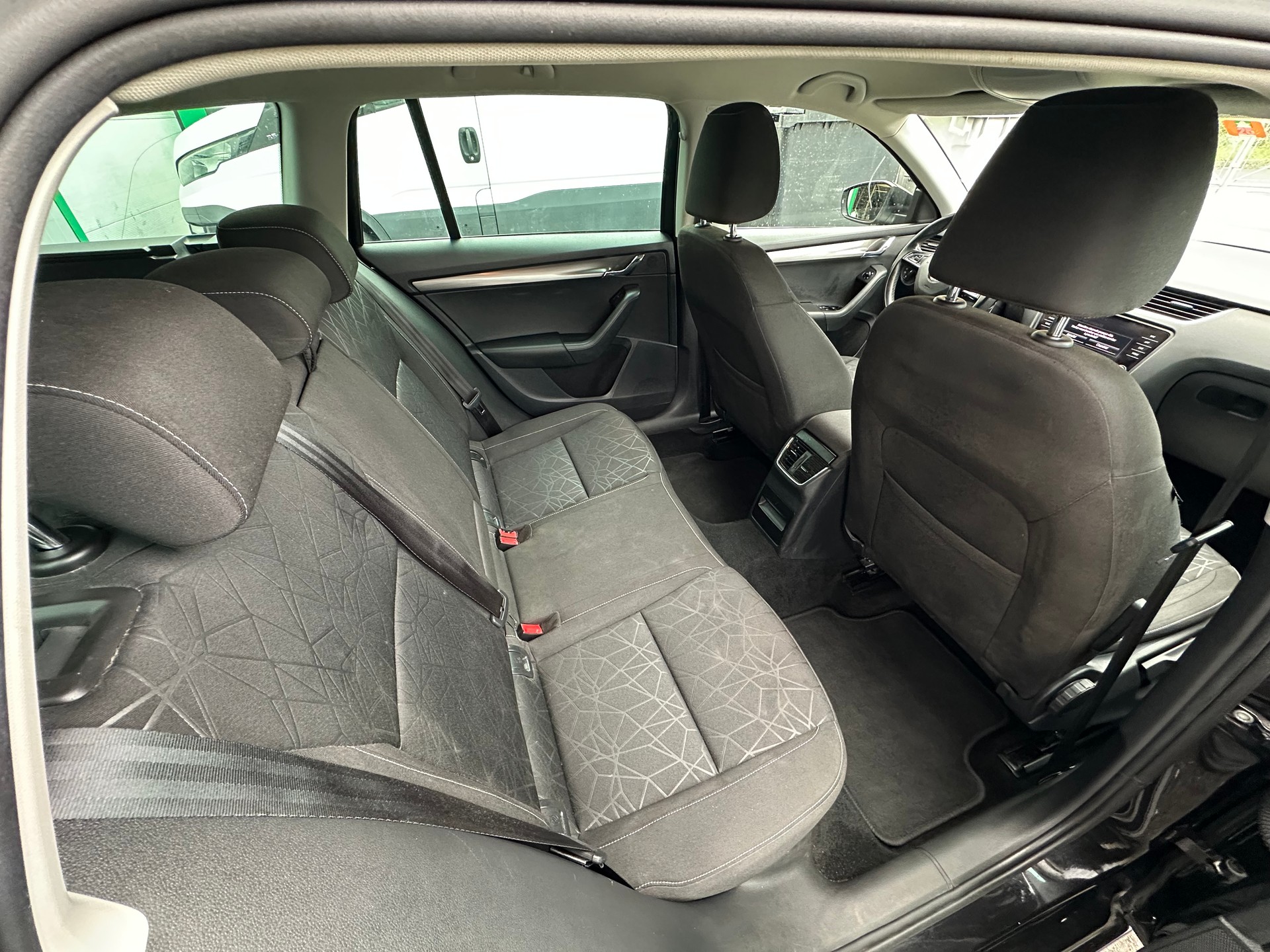 SKODA Octavia Combi 2.0 TSI Clever 4x4 DSG-image-10