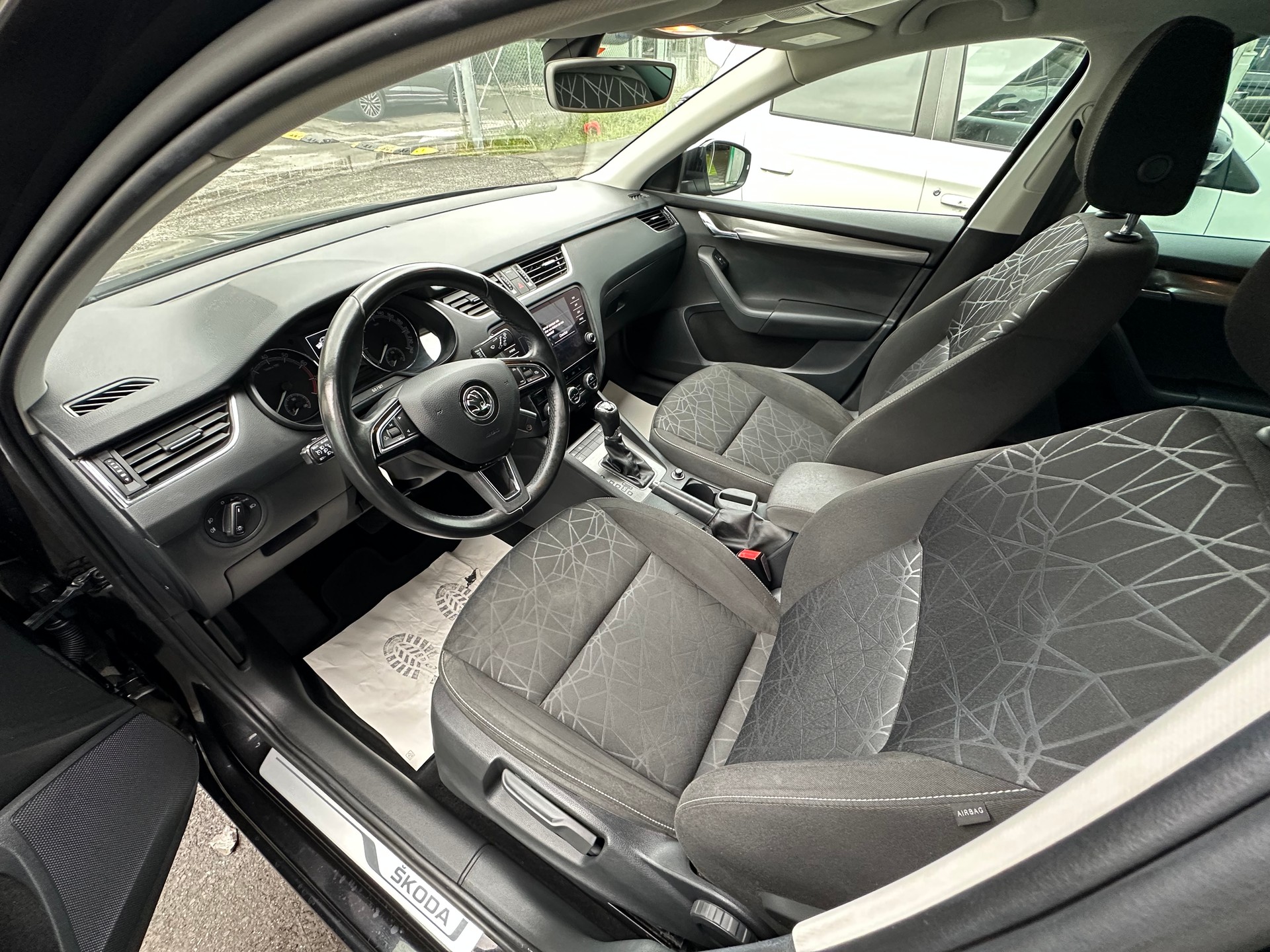SKODA Octavia Combi 2.0 TSI Clever 4x4 DSG-image-12