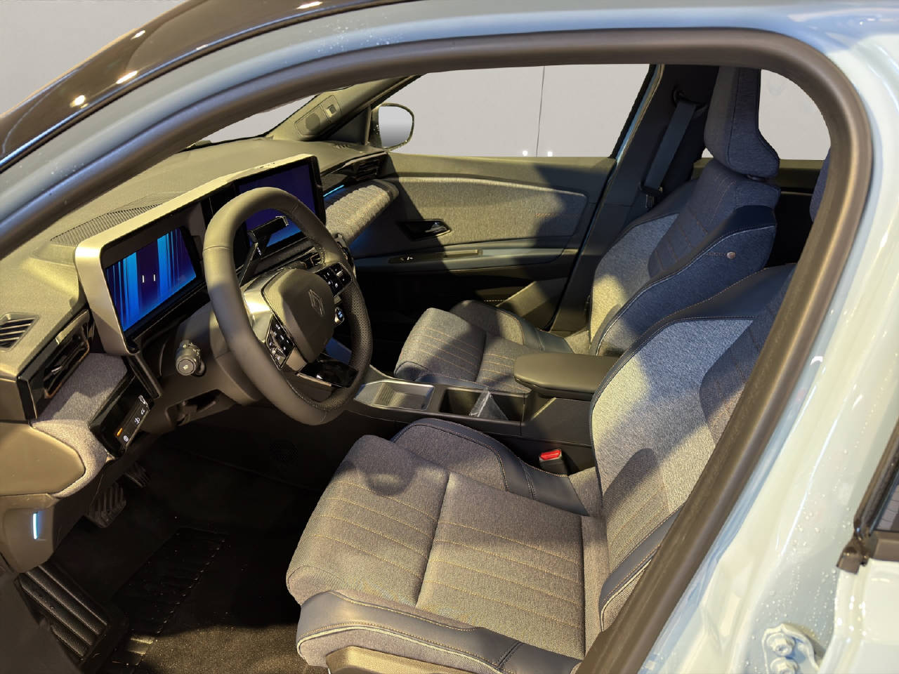 RENAULT R4 E-Tech Comfort Range techno-image-5