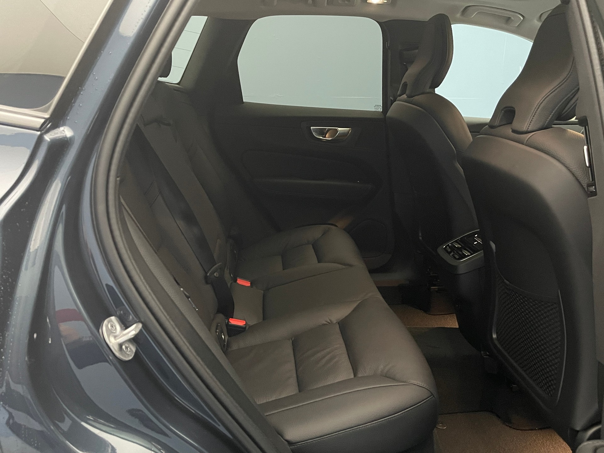 VOLVO XC60 2.0 B4 MH Ultimate Dark AWD-image-7