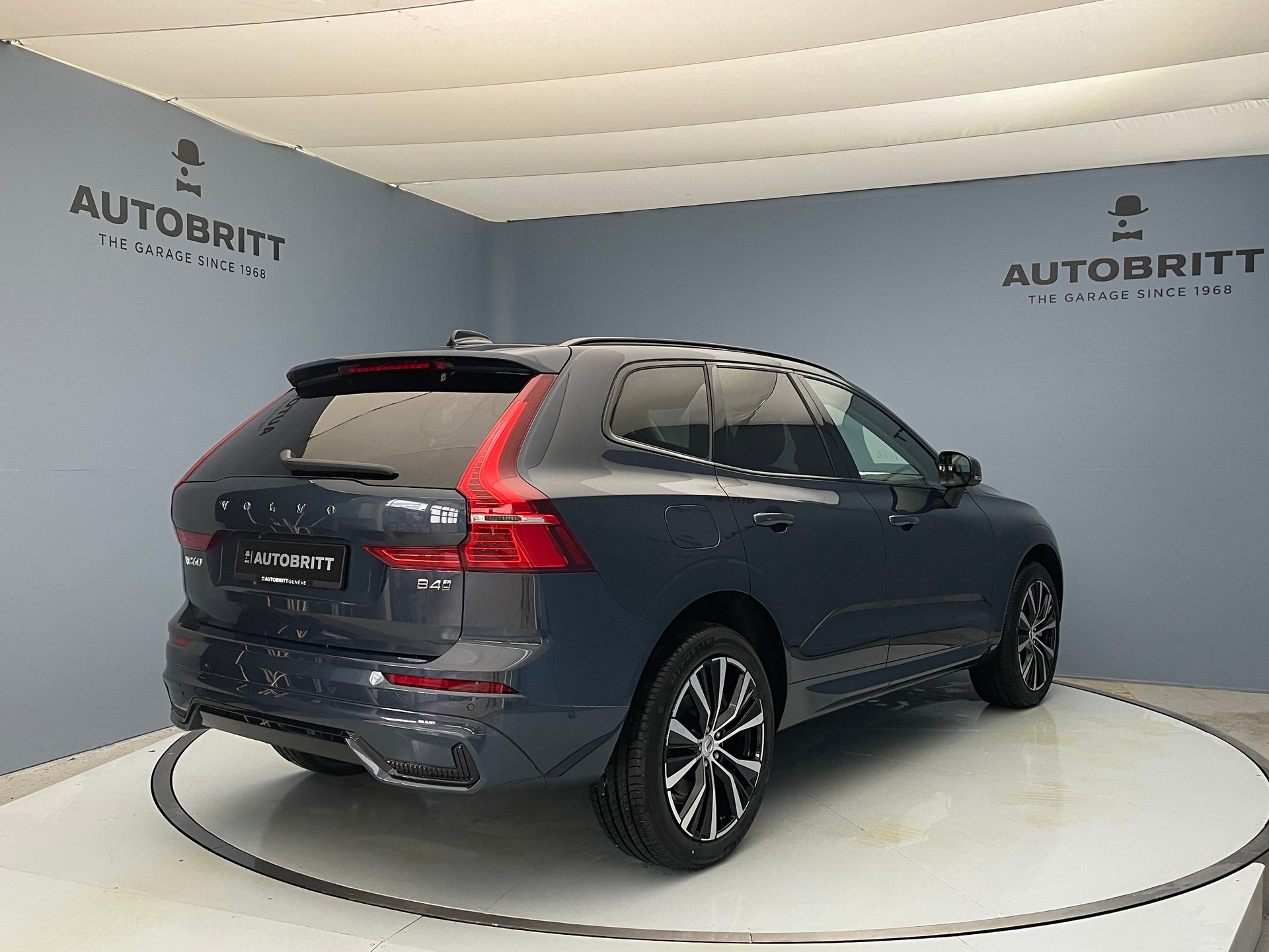 VOLVO XC60 2.0 B4 MH Ultimate Dark AWD-image-2