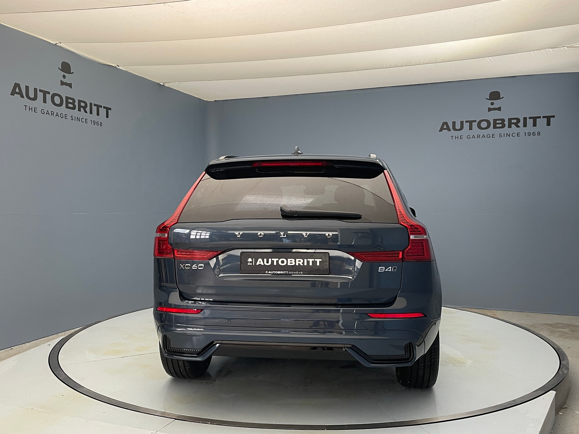 VOLVO XC60 2.0 B4 MH Ultimate Dark AWD-image-3