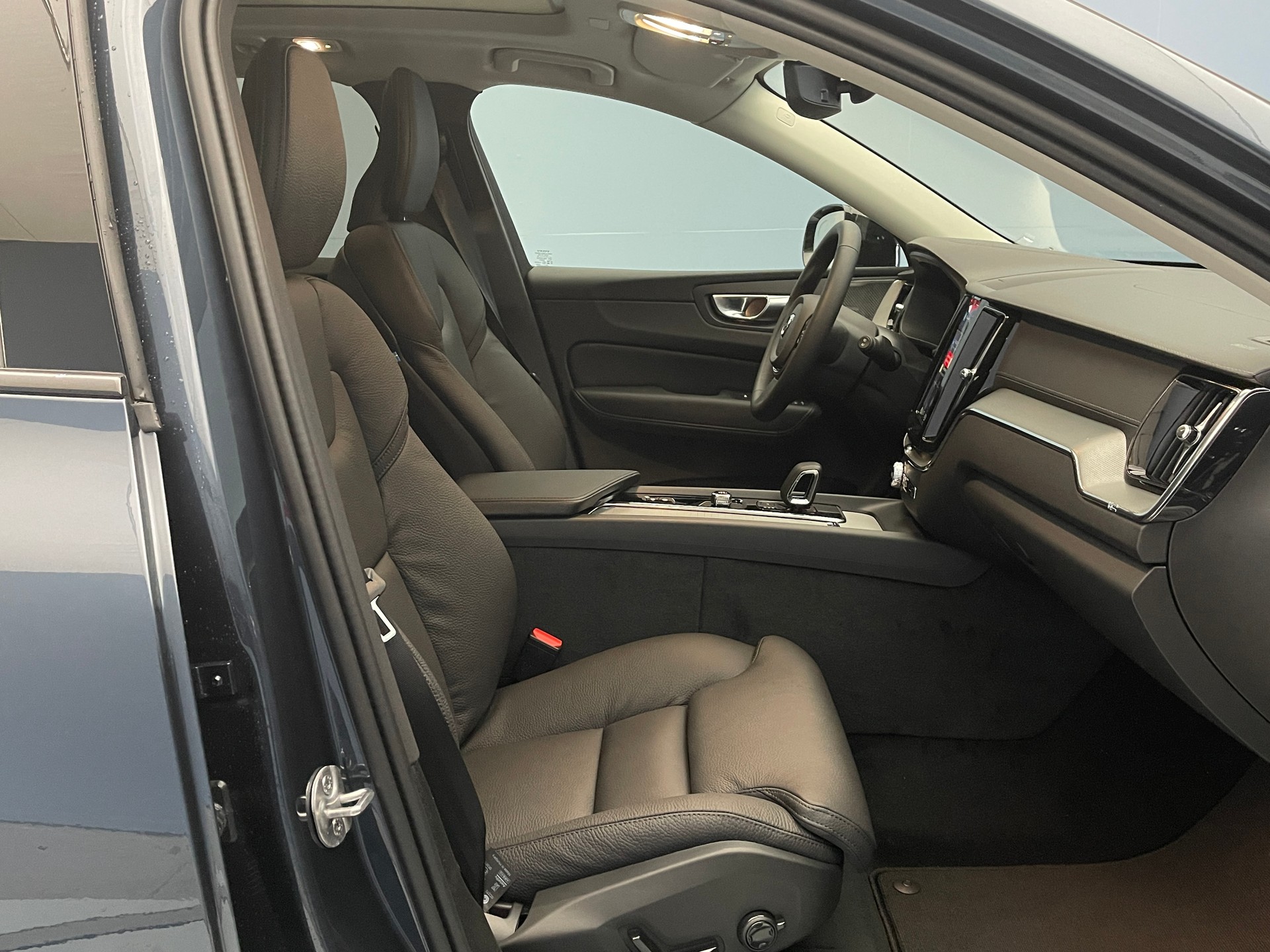 VOLVO XC60 2.0 B4 MH Ultimate Dark AWD-image-6