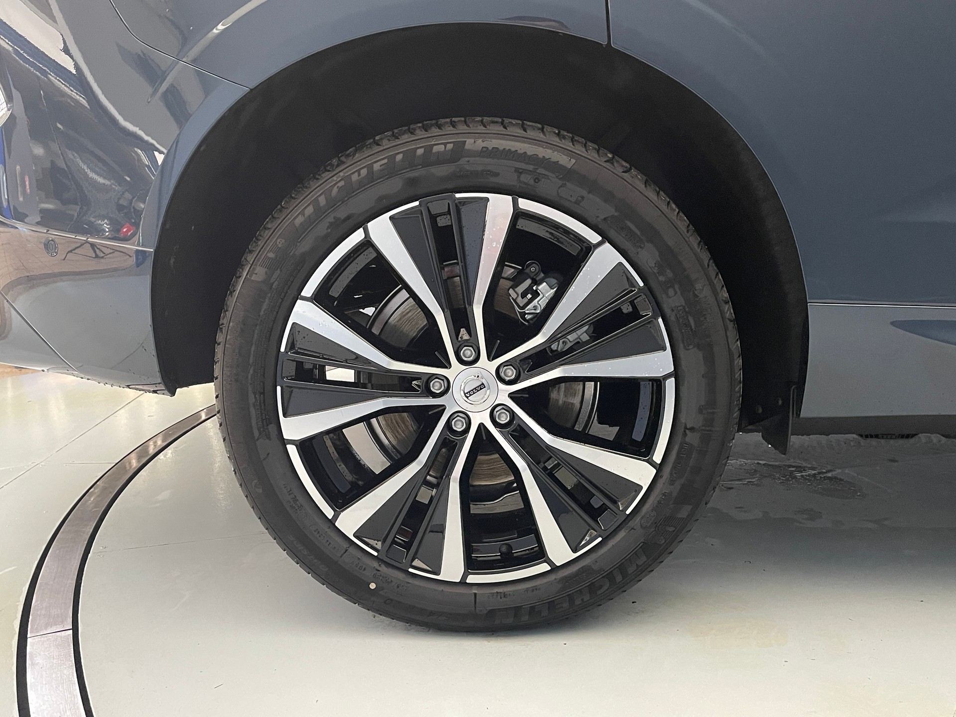 VOLVO XC60 2.0 B4 MH Ultimate Dark AWD-image-5