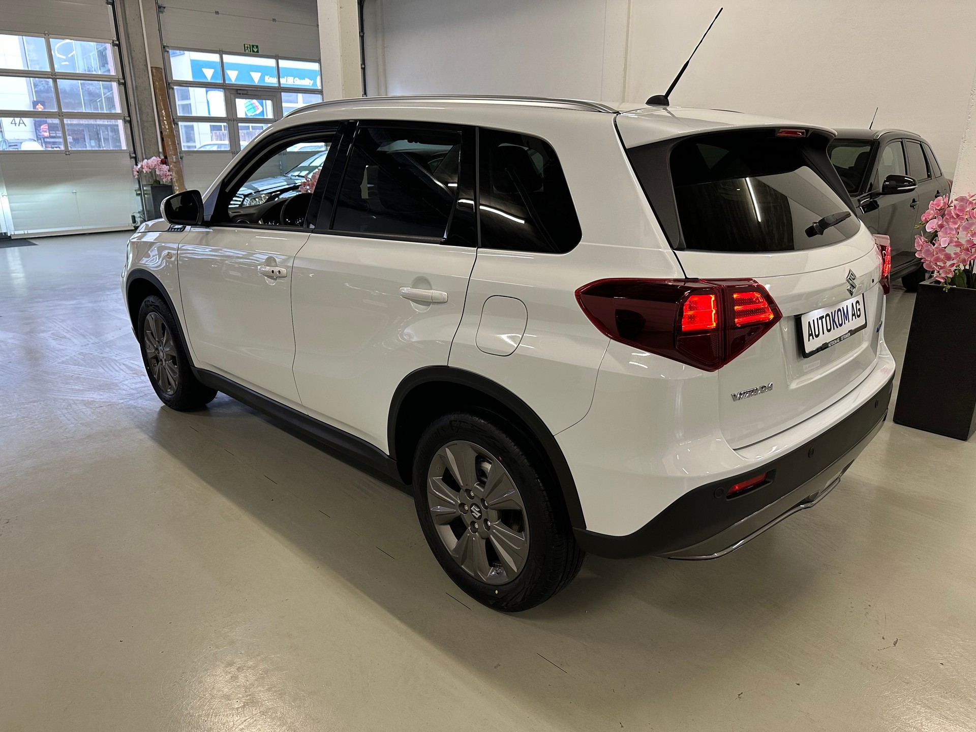 SUZUKI Vitara 1.4 Boosterjet Compact + 4x4 Hybrid Automatic-image-3