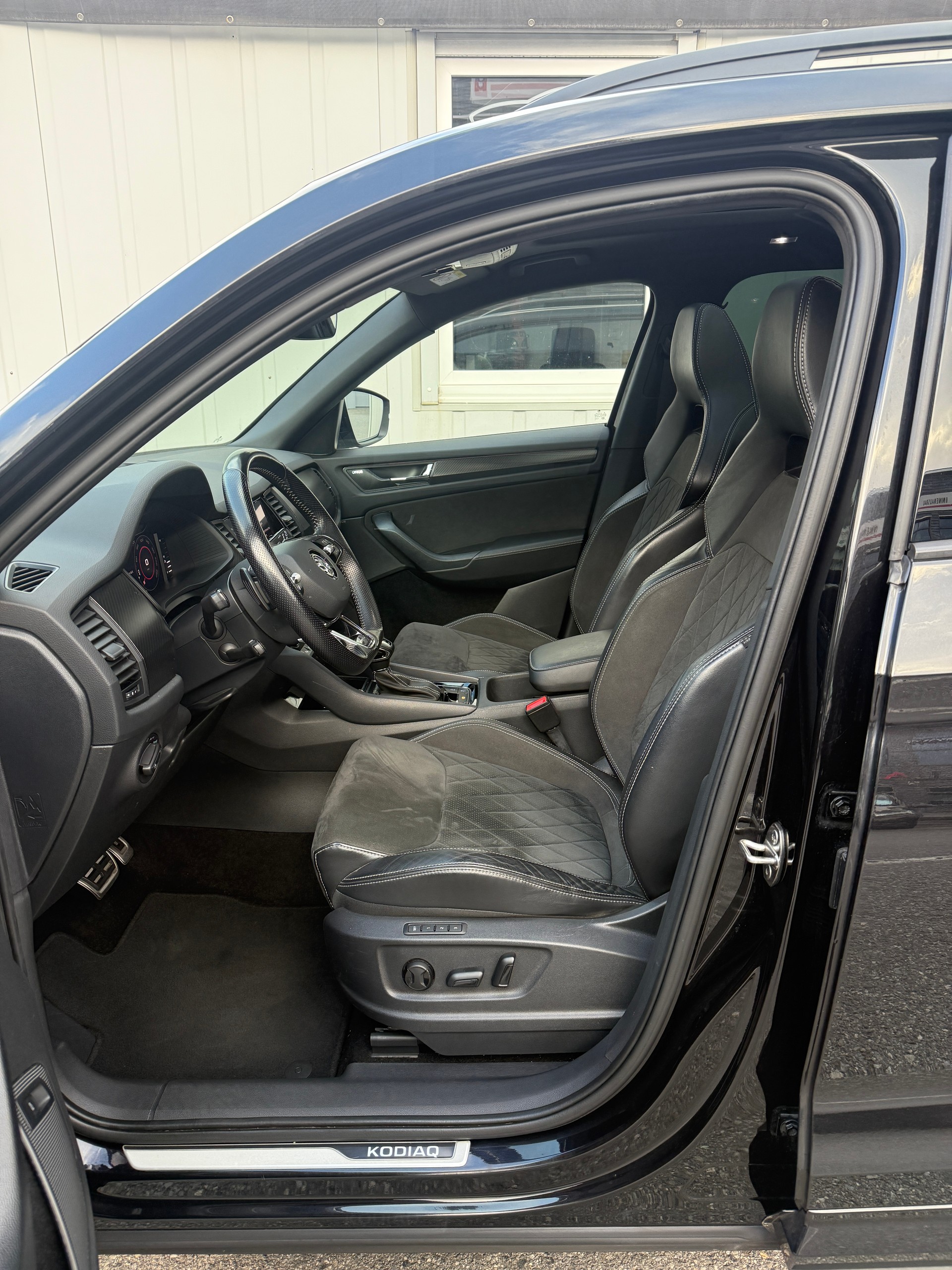 SKODA Kodiaq 2.0 TDI SCR SportLine 4x4 DSG *CH-Fahrzeug**Panorama**AHK*-image-12