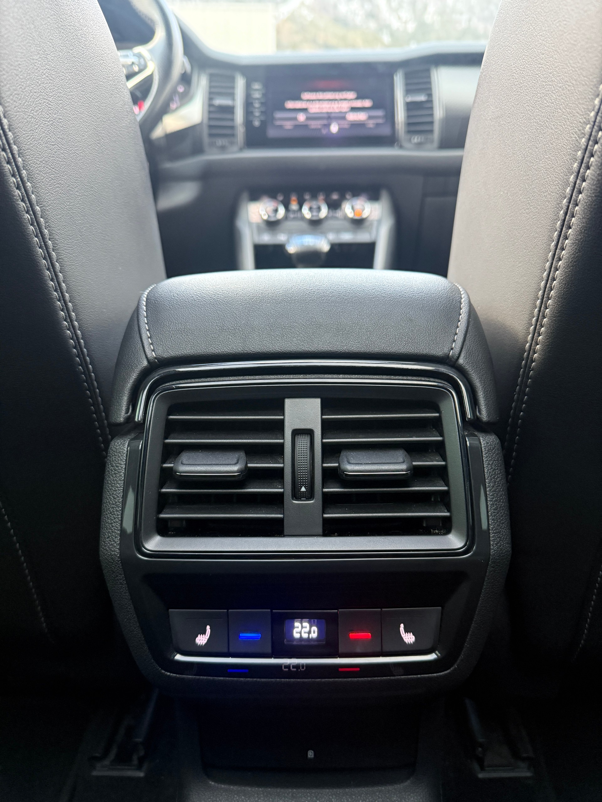 SKODA Kodiaq 2.0 TDI SCR SportLine 4x4 DSG *CH-Fahrzeug**Panorama**AHK*-image-16