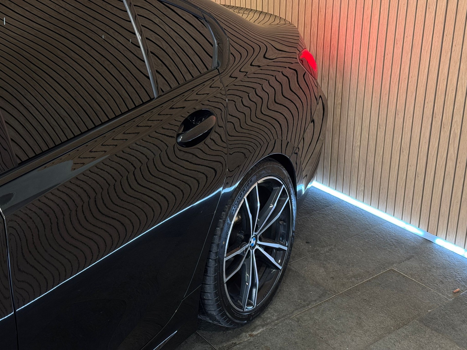 BMW 320d xDrive M Sport Steptronic-image-2