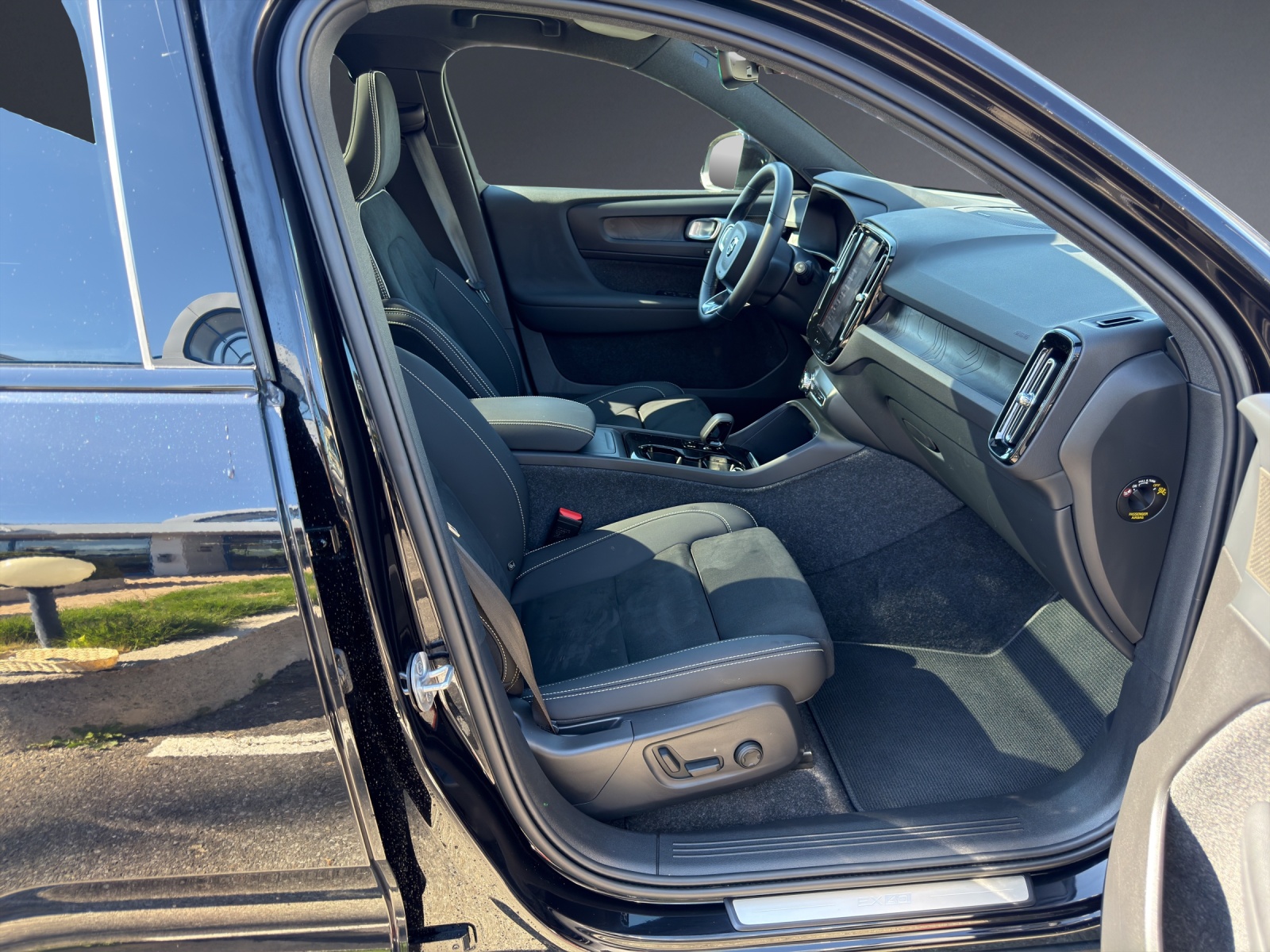 Image VOLVO EX40 EX40 82kWh Twin Motor Performance AWD Xcentric Black Edition