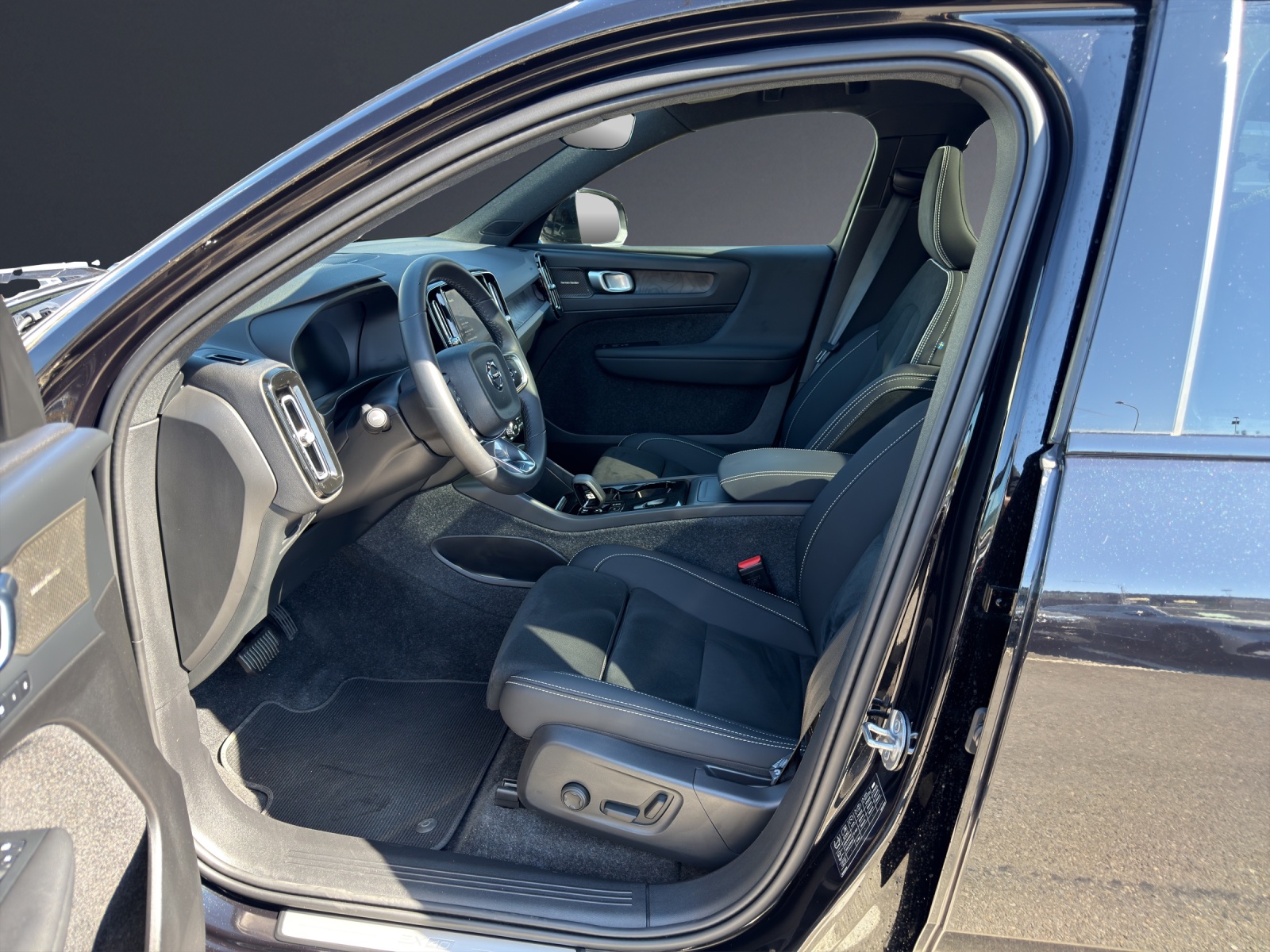 Image VOLVO EX40 EX40 82kWh Twin Motor Performance AWD Xcentric Black Edition