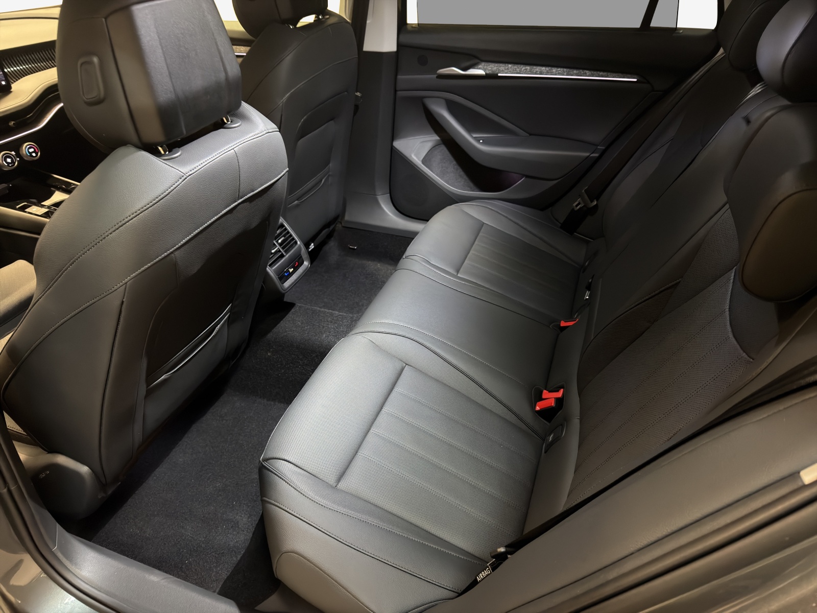 SKODA Superb Combi 1.5 TSI PHEV Selection DSG-image-11